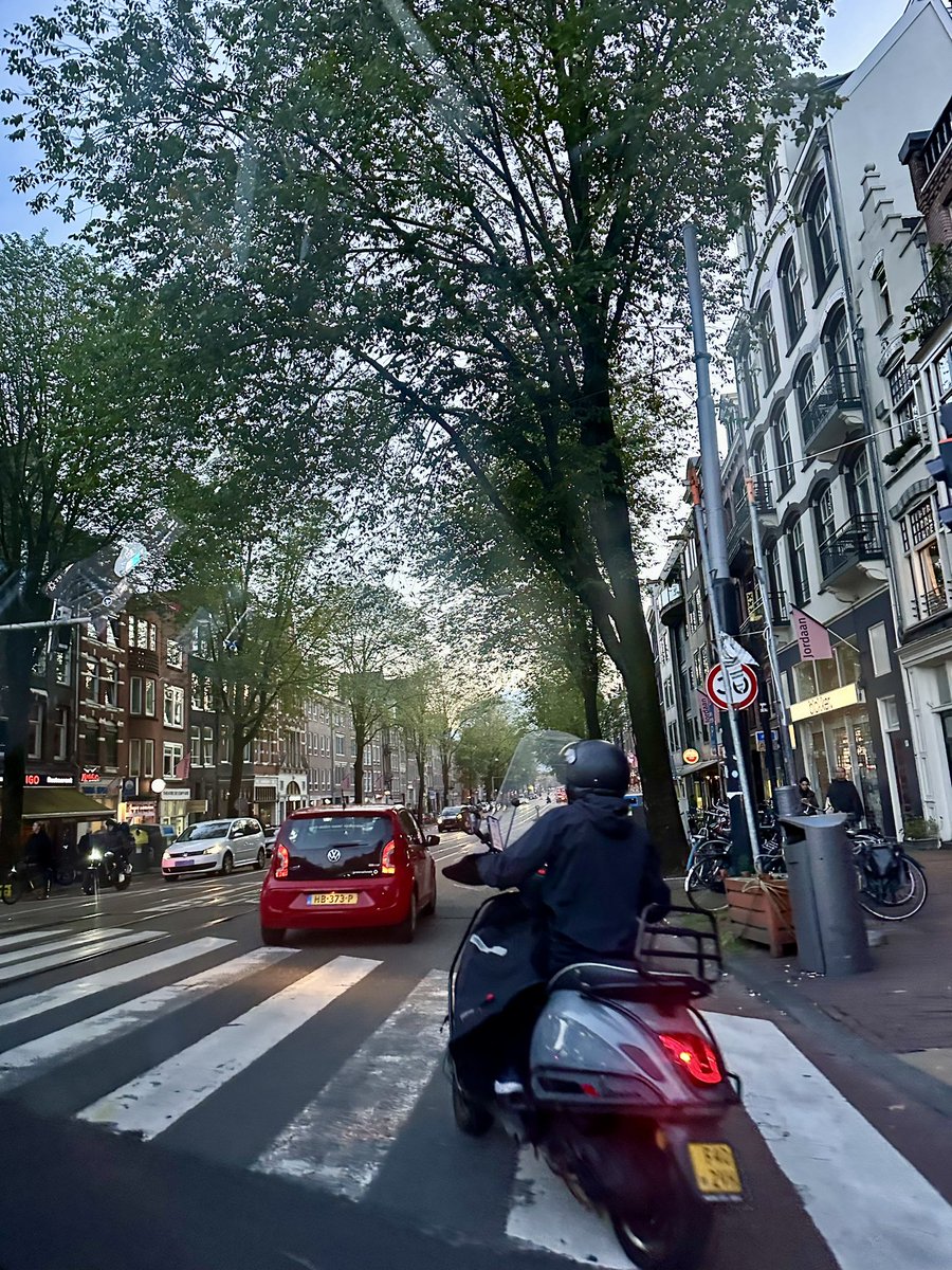 無事にオランダに到着しました🇳🇱
今は午前2時です
素敵な運河のすぐ横のホテルで、トラムはバルコニーの下を走っています
セキュリティも大丈夫そうですのでこちらのバルコニーてライブ配信出来ると思います
あと2時間後には起きてロンドンへ向かう準備をします
素晴らしいアンティークを探して来ます