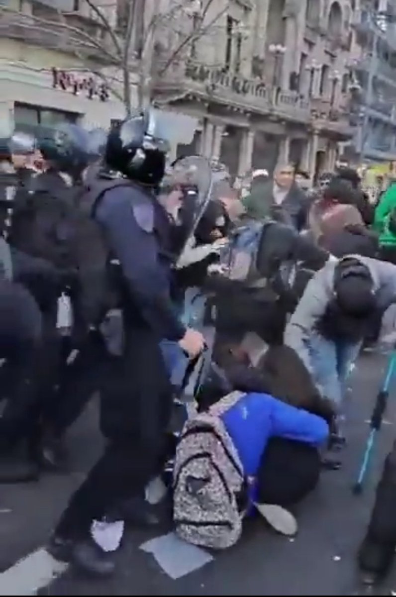 TartuTV's tweet photo. GASEARON A UNA NENA
Pero Bullrich te dice q NO
Están las fotos, están los videos, pero Bullrich dice q NO gasearon a la nena
Insólita la NEGACION cuando la verdad es q
GASEARON A UNA NENA
Q horror el policía
Q horror Bullrich https://t.co/w8ICAPLtow