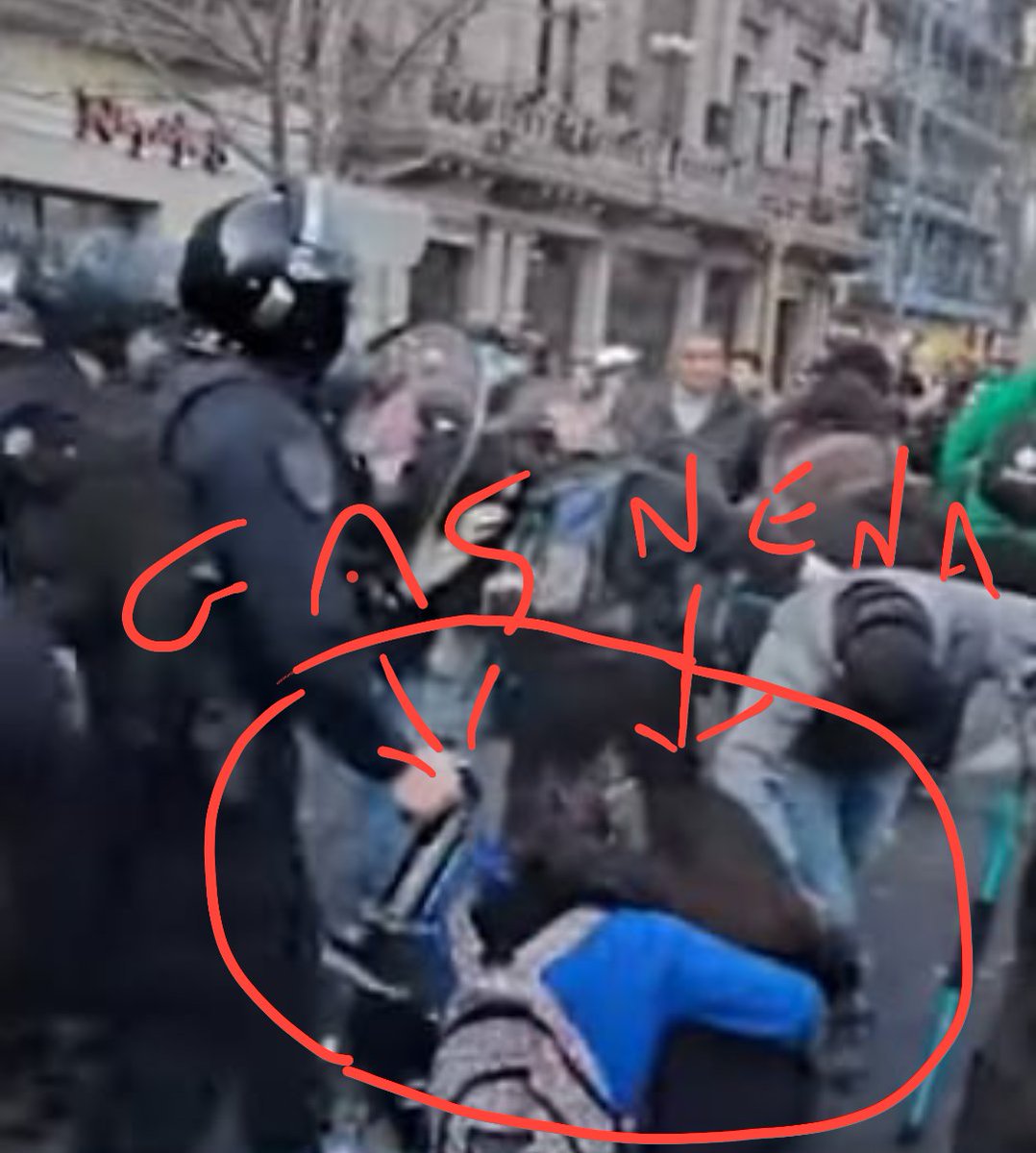 TartuTV's tweet photo. GASEARON A UNA NENA
Pero Bullrich te dice q NO
Están las fotos, están los videos, pero Bullrich dice q NO gasearon a la nena
Insólita la NEGACION cuando la verdad es q
GASEARON A UNA NENA
Q horror el policía
Q horror Bullrich https://t.co/w8ICAPLtow