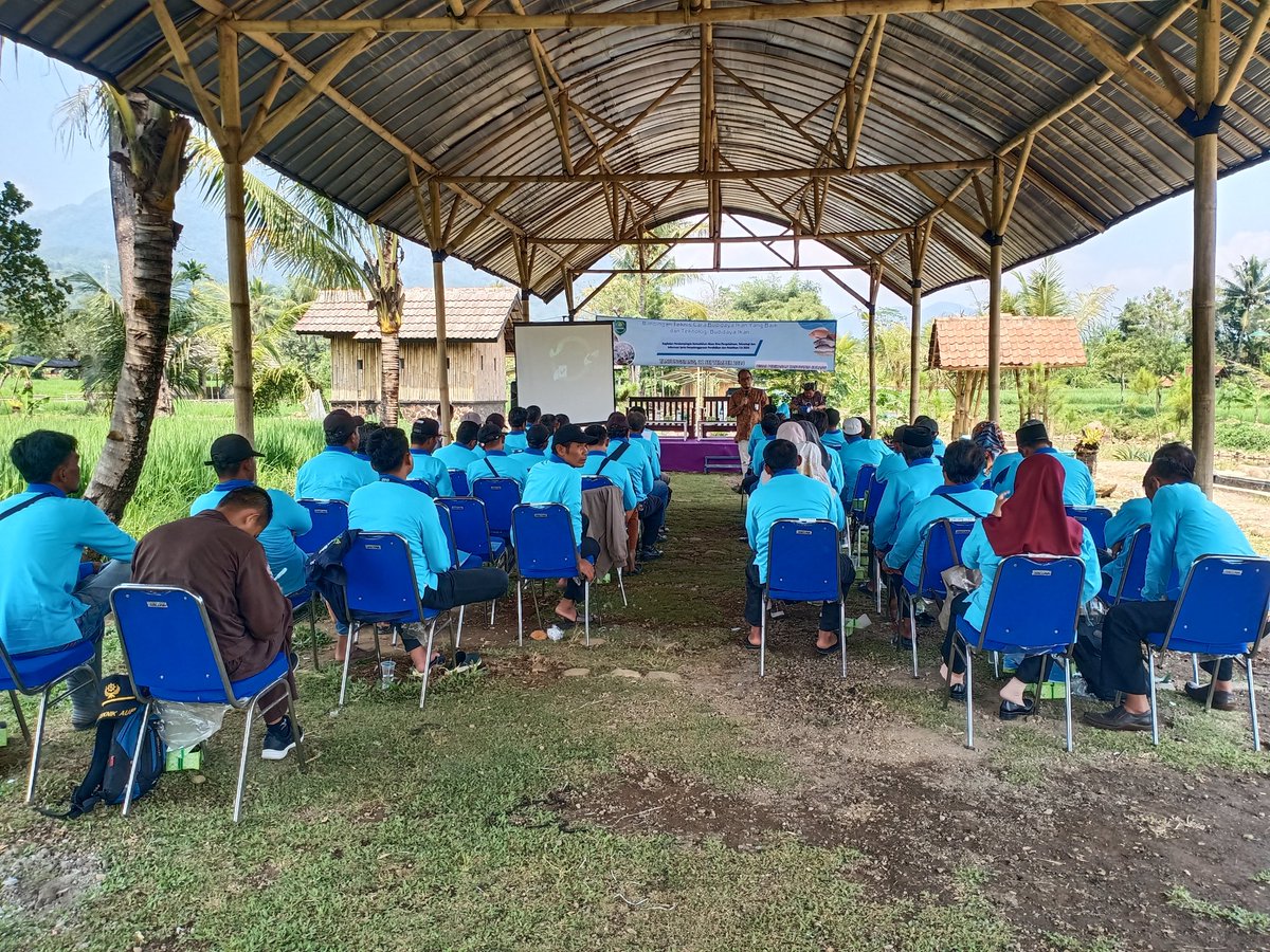 AieSitiAsiah's tweet photo. 12/9/2024 Ai Siti Asiah #PPB Kab. #Subang mengisi #materi #kusuka & #NIB pada bimbingan Teknis #CBIB dari Dinas Perikanan Kab. Subang berlokasi di #KampungIkan #LembahTanjung Desa #Sindangkaya Kec. #Tanjungsiang @brpbatpp_bogor @BudidayaKKP https://t.co/TB2WkpSeQT