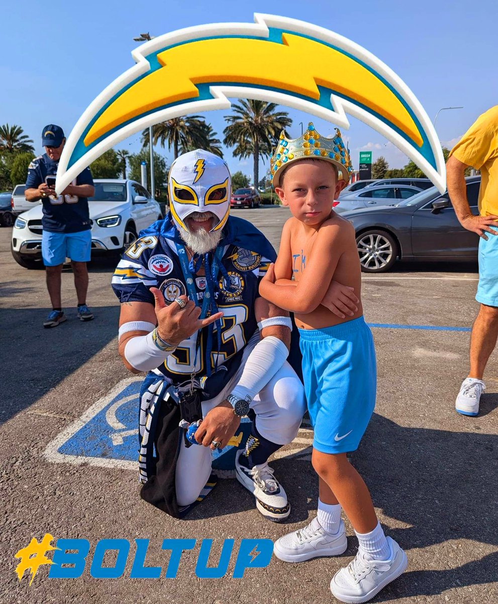 rockroll66's tweet photo. I got to meet King Aiden this past weekend after the @chargers victory over the @Raiders  

He's such a cool little guy. 

@chargers
@elcargador
#boltup    
#boltupagainstbullying 
#itsallaboutthekids 
#chargerboltfamily https://t.co/jHtCTjkSuk