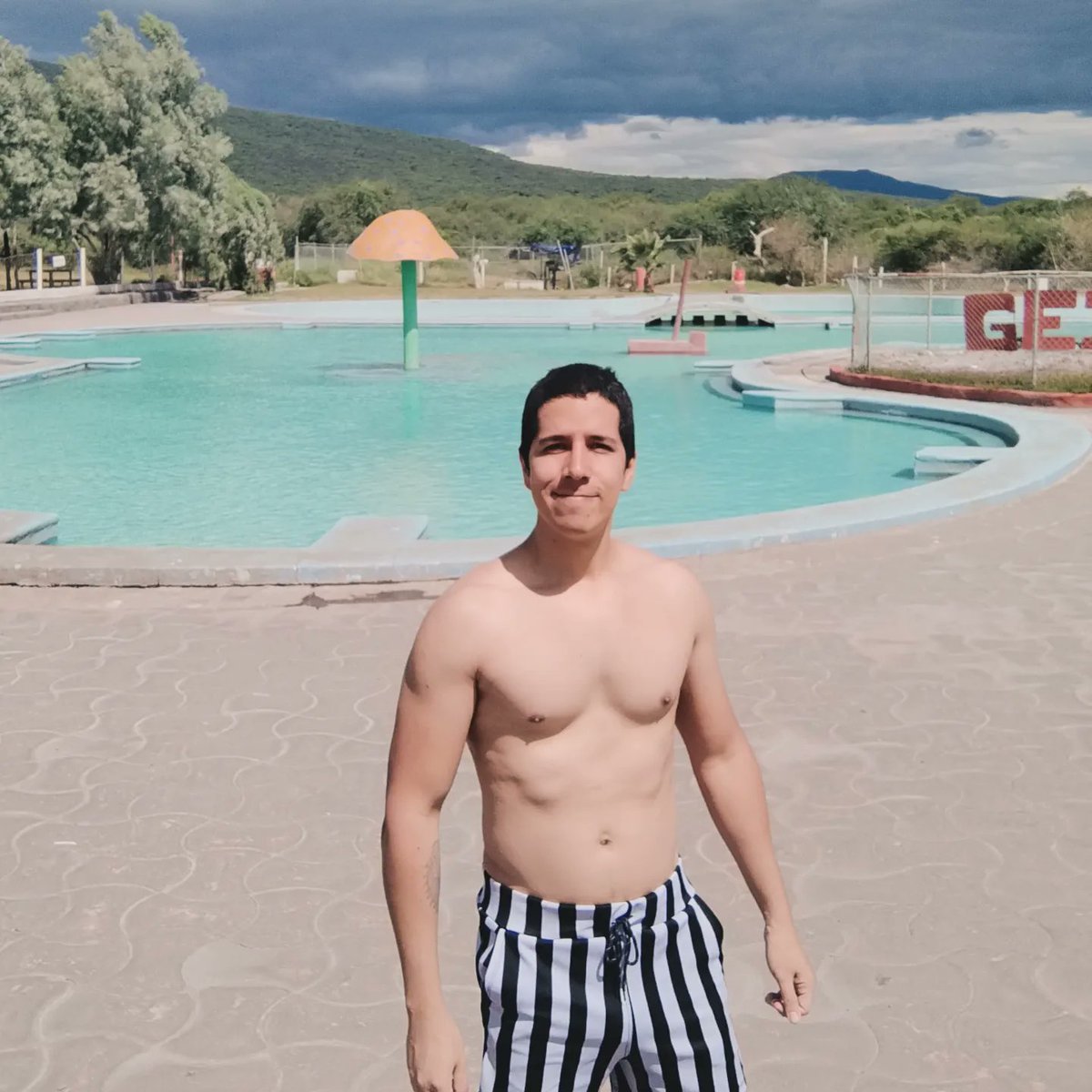 Leonmartinezlet's tweet image. Honestamente, el lugar está bastante pitero y hay zonas donde el agua está tan caliente qué no podrías entrar sin morir... A pesar de eso, se disfrutó encontrar el lugar vacío jajaja. No tocó ver actividad geotérmica importante, quizás en otra ocasión 🖖🏼🌋 #Geiser #Vacaciones