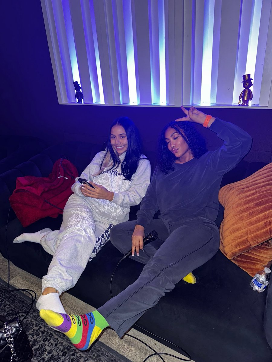 Queen Naija tweet media