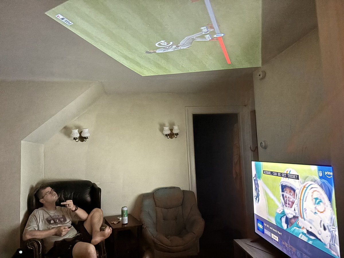 vrfk97's tweet photo. Football and baseball on at the same time? Challenge accepted. https://t.co/LrYIm283D1