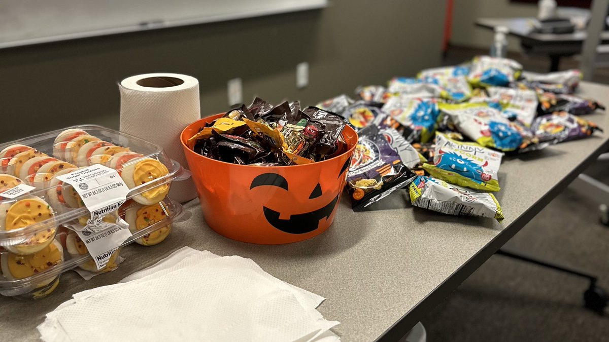 𝘙𝘈𝘐𝘕𝘠 𝘋𝘈𝘠 = 𝗠𝗢𝗩𝗜𝗘 𝗡𝗜𝗚𝗛𝗧 🍿 

#Family | #FinsUpForever