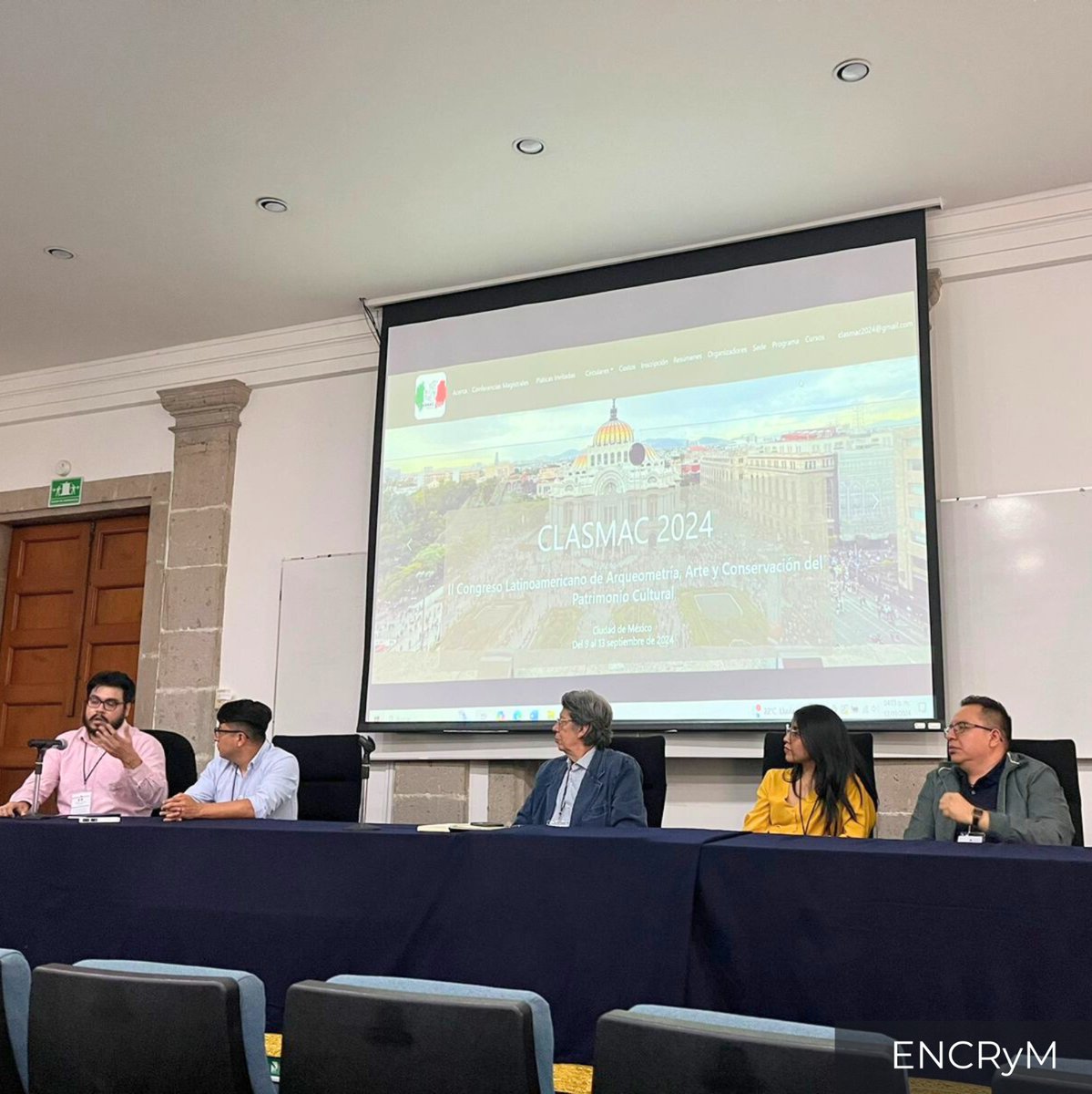 ENCRyM's tweet photo. #OrgulloENCRyM
¡El laboratorio de investigación y docencia de la #ENCRyM en el II #CLASMAC2024!
Javier Vázquez, Ignacio Castillo y Luz López impartieron una plática sobre la identificación de colorantes azules en pintura de caballete novohispana.
📷 Gabriela Peñuelas https://t.co/v7uEEWEK0W