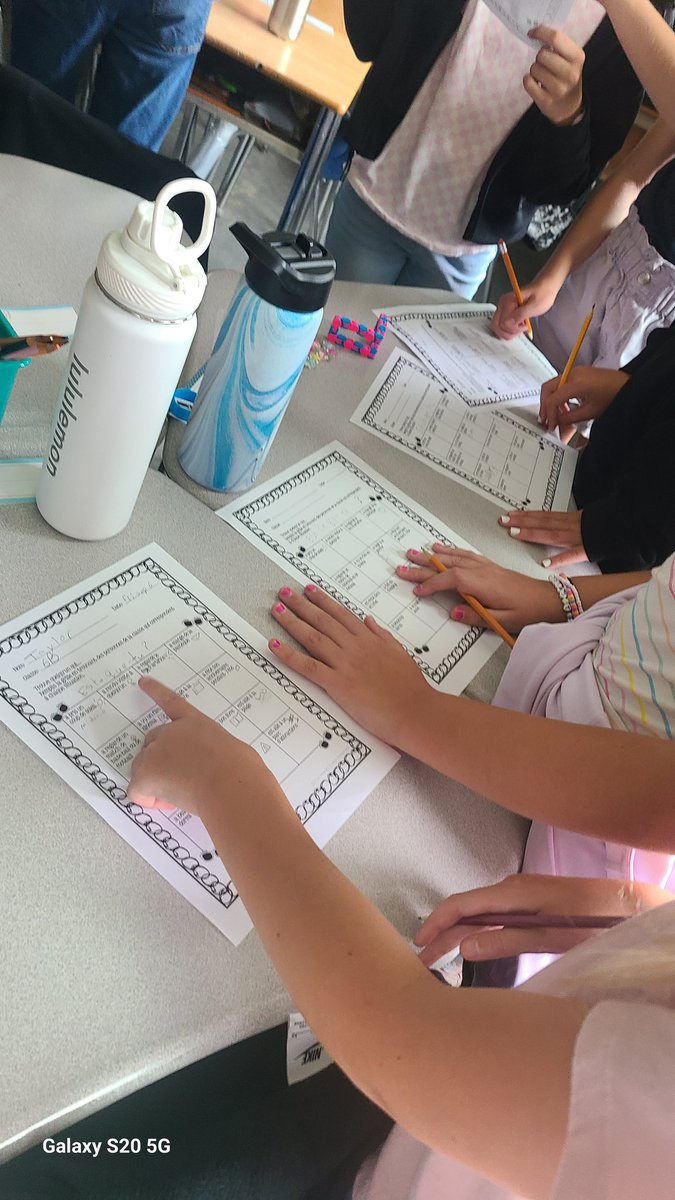 mme_ognibene's tweet photo. These are my Grade 6's talking to en #francais asking their classmates questions about their interests. It brings me joy hearing them speak! #fls #fsl #corefrench #6B @lkwwrdsb https://t.co/ssEopDcPbP
