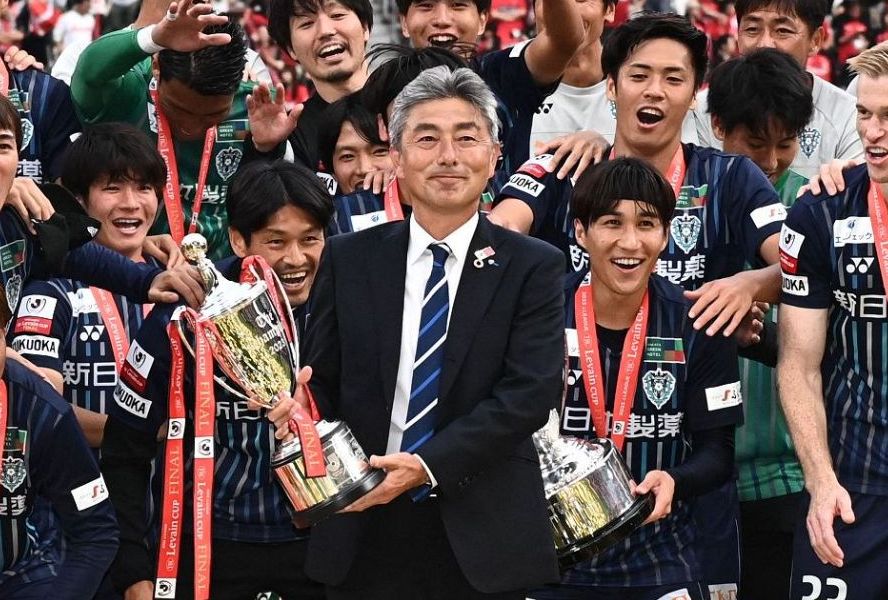 AVISPA_FLAG's tweet photo. 〔ドメサカブログ〕アビスパ福岡の長谷部茂利監督が今シーズン限りで退任へ　ルヴァン杯優勝でクラブに初タイトルもたらす https://t.co/lUrZhKP1Zn https://t.co/8f8if4orji