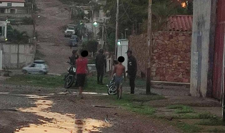 #ÚltimaHora | #12Sep |  Funcionarios del SEBIN ingresaron a la vivienda de la Alcaldesa (E) Iraida Timaure, nombrada por Javier Oropeza y mantienen las calles cerradas en el sector Santa Rita Norte de #Carora.