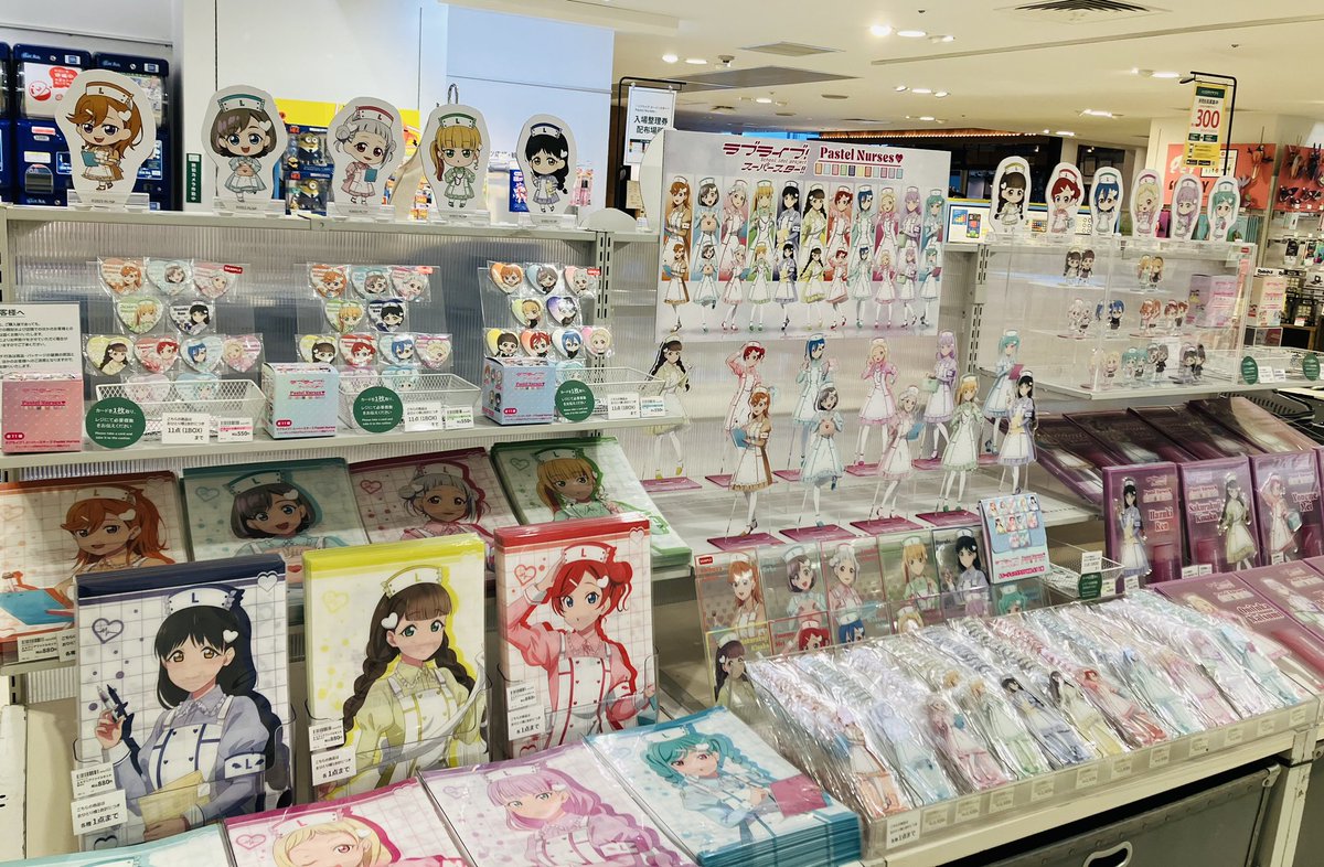 Hands_Umeda's tweet image. 本日より開催‼️
『ラブライブ！スーパースター！！
～Pastel Nurses～POP UP』

ナースの衣装をまとったアイドルたちの
グッズを盛りだくさんご用意しております✨
梅田店では #5yncri5e ! の5人の
等身大パネルがお出迎えいたします🩷

開催は9/29まで！！

(10F にし)
#ラブライブ #スーパースター