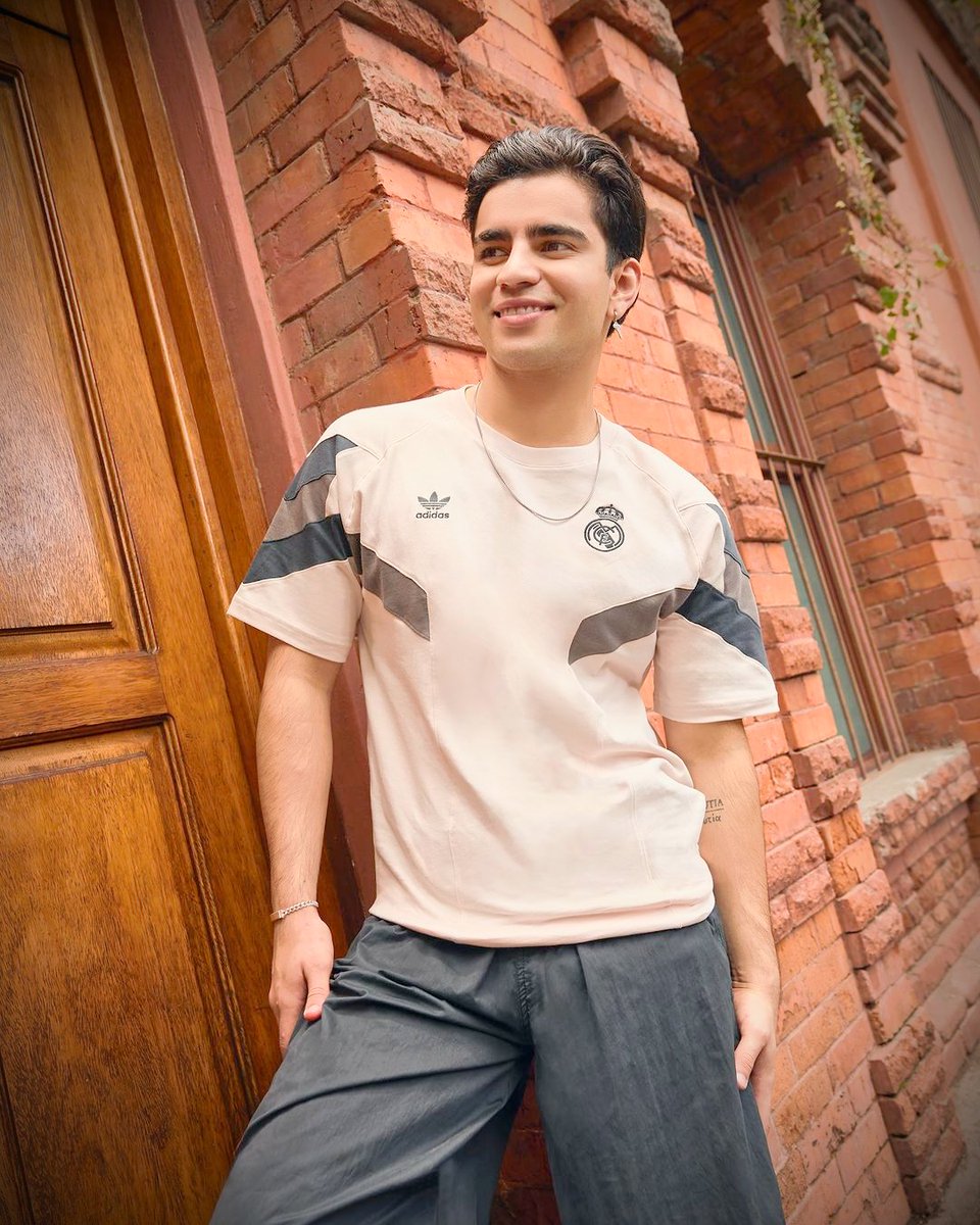 CapoRoxy's tweet photo. 🥵 El nivel de estilo que le da el combinar jerseys de fútbol con el Lifestyle y la moda.
Una verdadera joya del Madrid con Aarón  Mercury 🥵

@adidasMX @ArnMercurio @InnvictusMX #ModaFutbol #Adidas #Deporte #ropa #futbol #RealMadrid #Madrid https://t.co/fcKFihRGyo