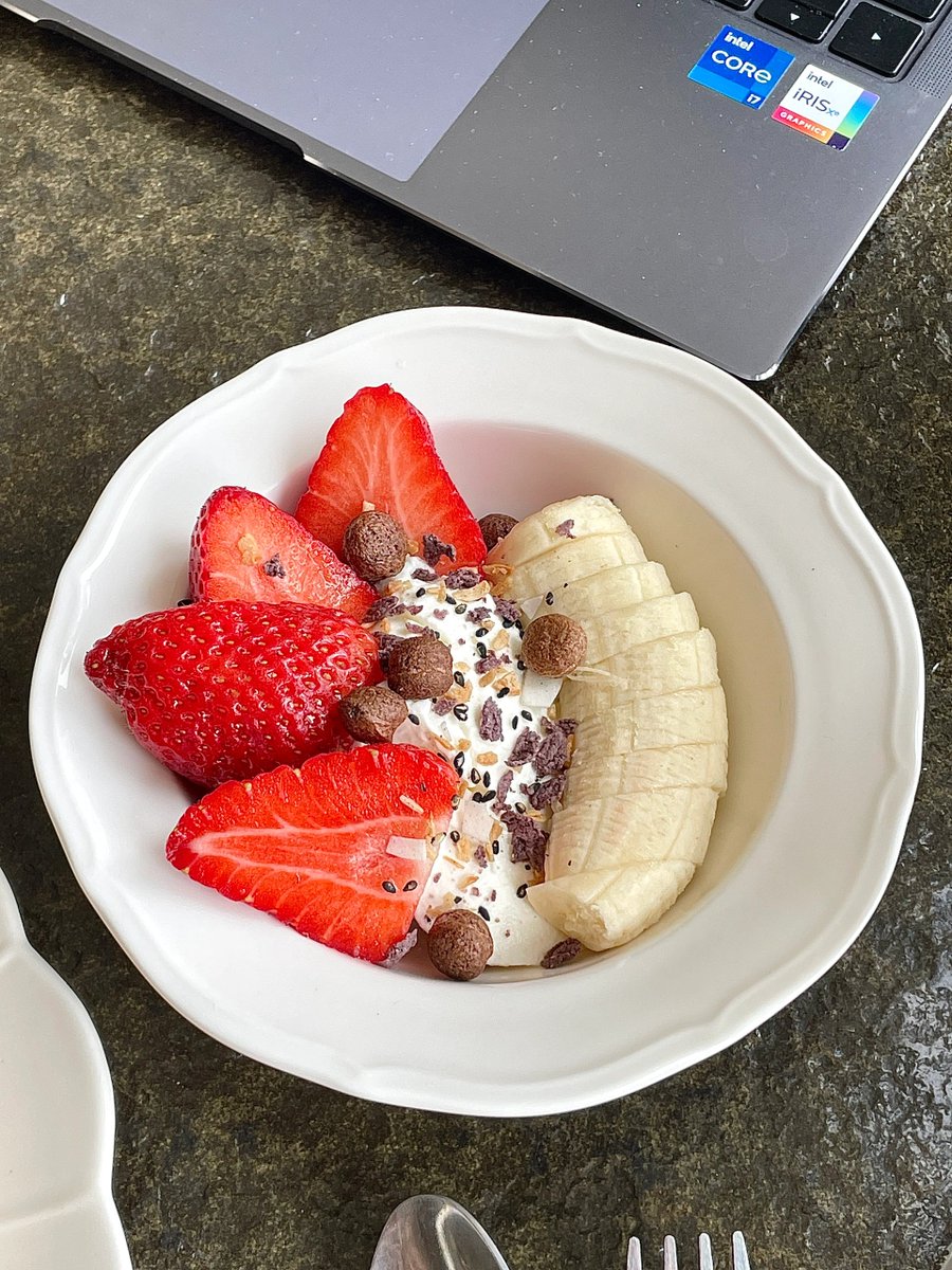 Dr22283's tweet photo. Breakfast is the first little happiness of the day, may every bite of yours bring a smile. 🍓🧇 https://t.co/5ZteC1W61E