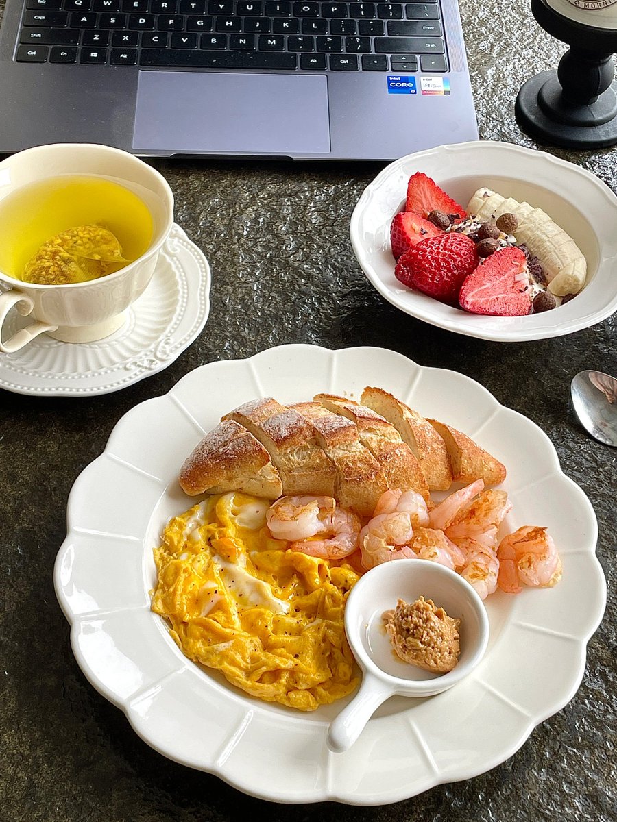 Dr22283's tweet photo. Breakfast is the first little happiness of the day, may every bite of yours bring a smile. 🍓🧇 https://t.co/5ZteC1W61E