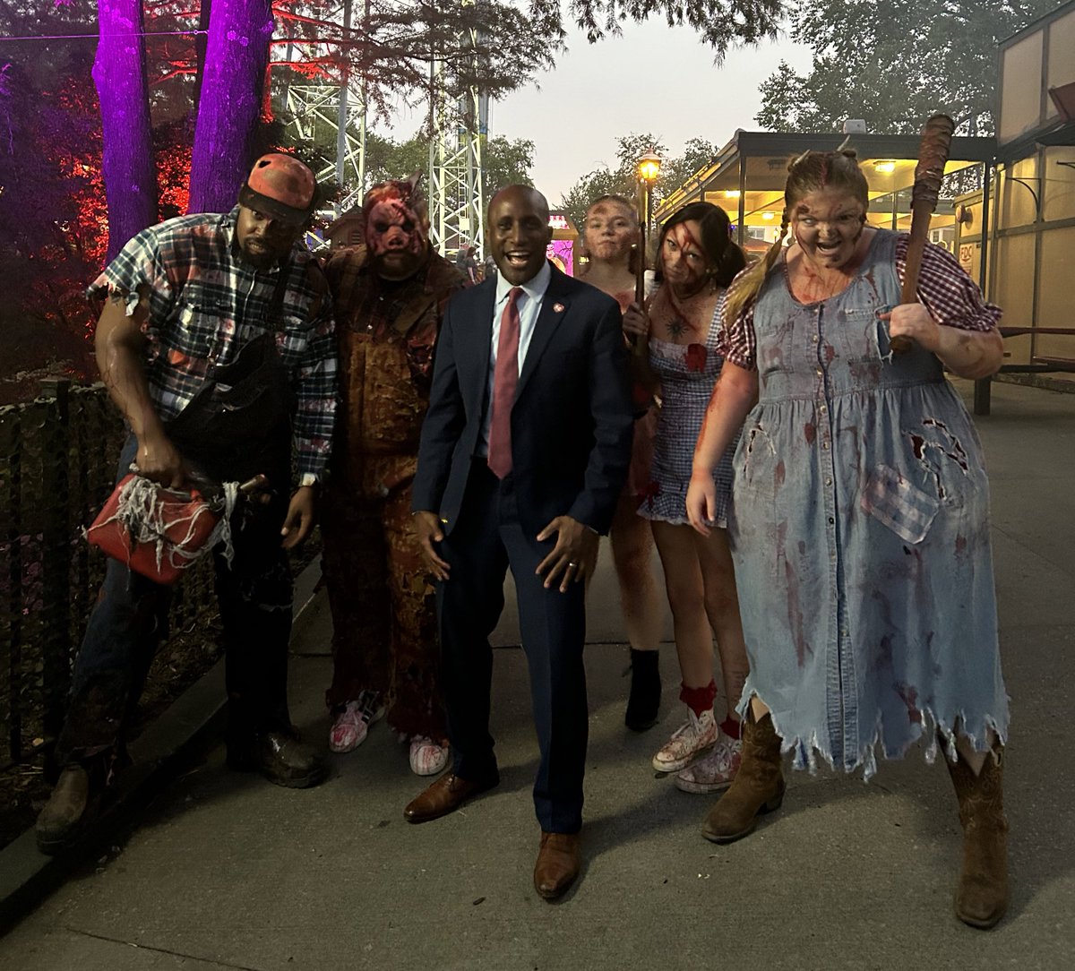 QuintonLucasKC's tweet image. For more than a generation, @worldsoffun has brought special Halloween screams and memories through its Halloween Haunt.

It kicks off tomorrow—Friday, the 13th. 

Honored and spooked tonight as I spent time with hundreds of talented Kansas City artists, actors, chefs, and staff!