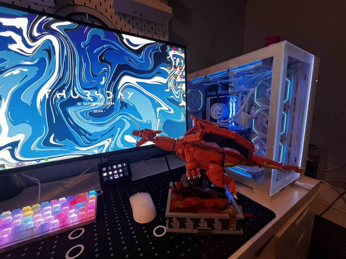 whoseleni's tweet image. guys guys guy i finished my charizard 🤭