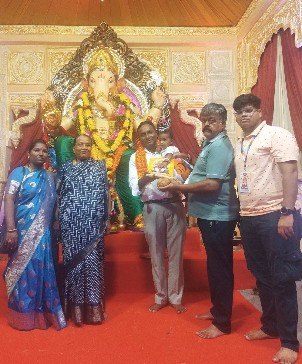 SakateAjit's tweet photo. समस्त पार्कसाईटकरांचे आराध्य पार्कसाईटच्या राजाच्या चरणी कुटुंबासह नतमस्तक झालो. श्रींचा वरदहस्त कायम माझ्या, कुटुंबियांच्या, मित्रपरिवाराच्या डोक्यावर कायम राहो बाप्पा तुमच्या आशीर्वादाने माझ्या हस्ते समाजाची सेवा घडत राहो.

#गणपती_बाप्पा_मोरया https://t.co/v9BbRIcw2I