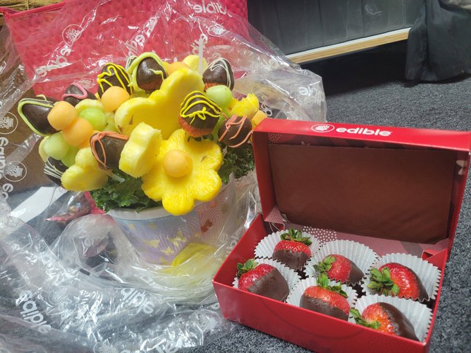 My sisters and my mom got me chocolate covered fruit for recovery. So sweet! https://t.co/Wia1iMsRHB<a href="/tag/xbizmiami"class="tags"><span>#xbizmiami</span></a>