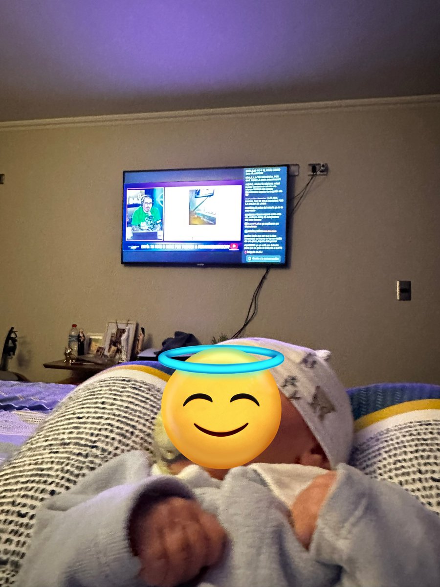 Alexperezh's tweet photo. Tío Michoca @ClaudioMichaux , viendo el react con nuestro bebé Rafita de 14 días, lo escuchaba durante todo el embarazo (incluido el no sé si fue tan así) #GranhermanoCHV https://t.co/FMQOsfFZOi