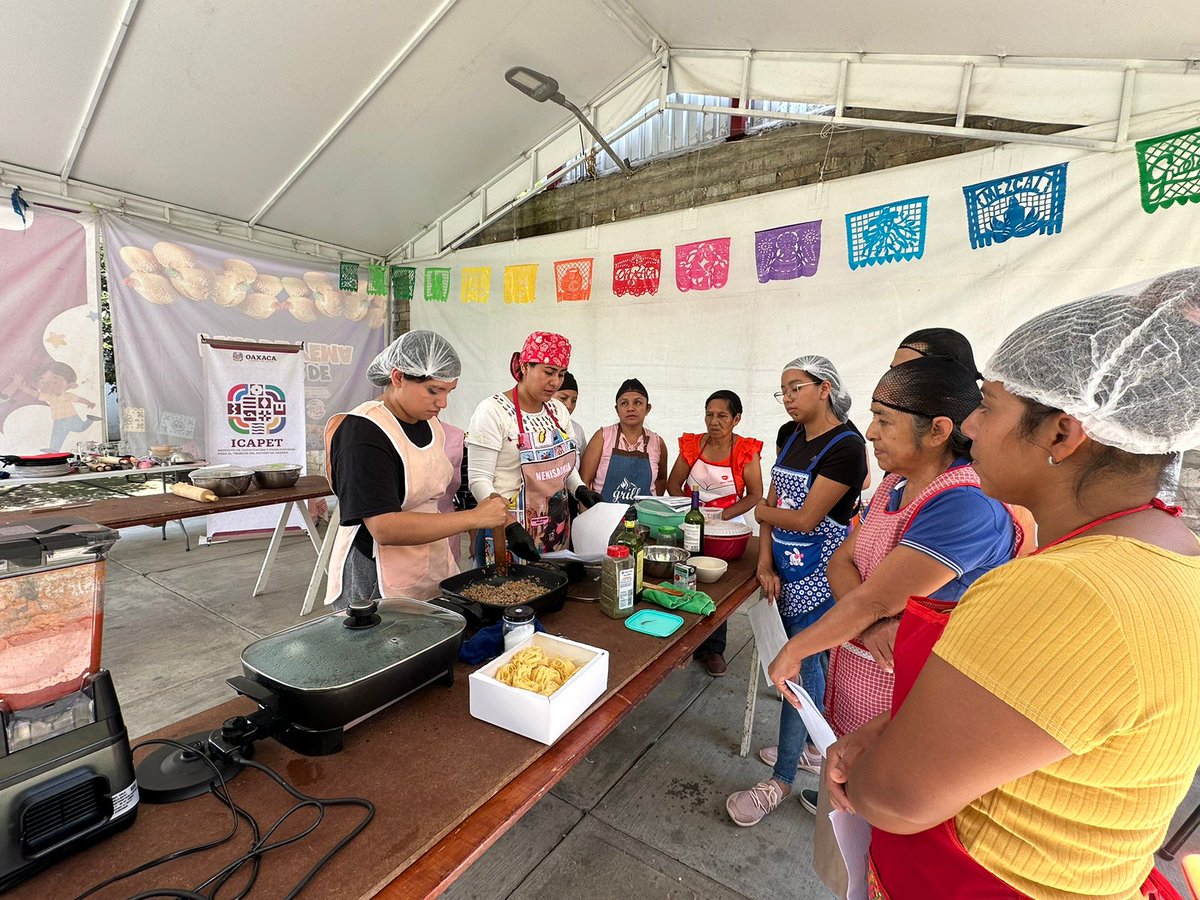 DIFSantaLucia_'s tweet photo. Tuvimos curso de pizza en nuestras instalaciones; donde de manera divertida aprendimos a preparar la masa, los ingredientes y su elaboración. Vamos por el empoderamiento de las mujeres a través del autoempleo y emprendimiento. #3erAñoDeBienestarJC @JC_GMarquez @BetySantos_ https://t.co/eZVRm1l9JG