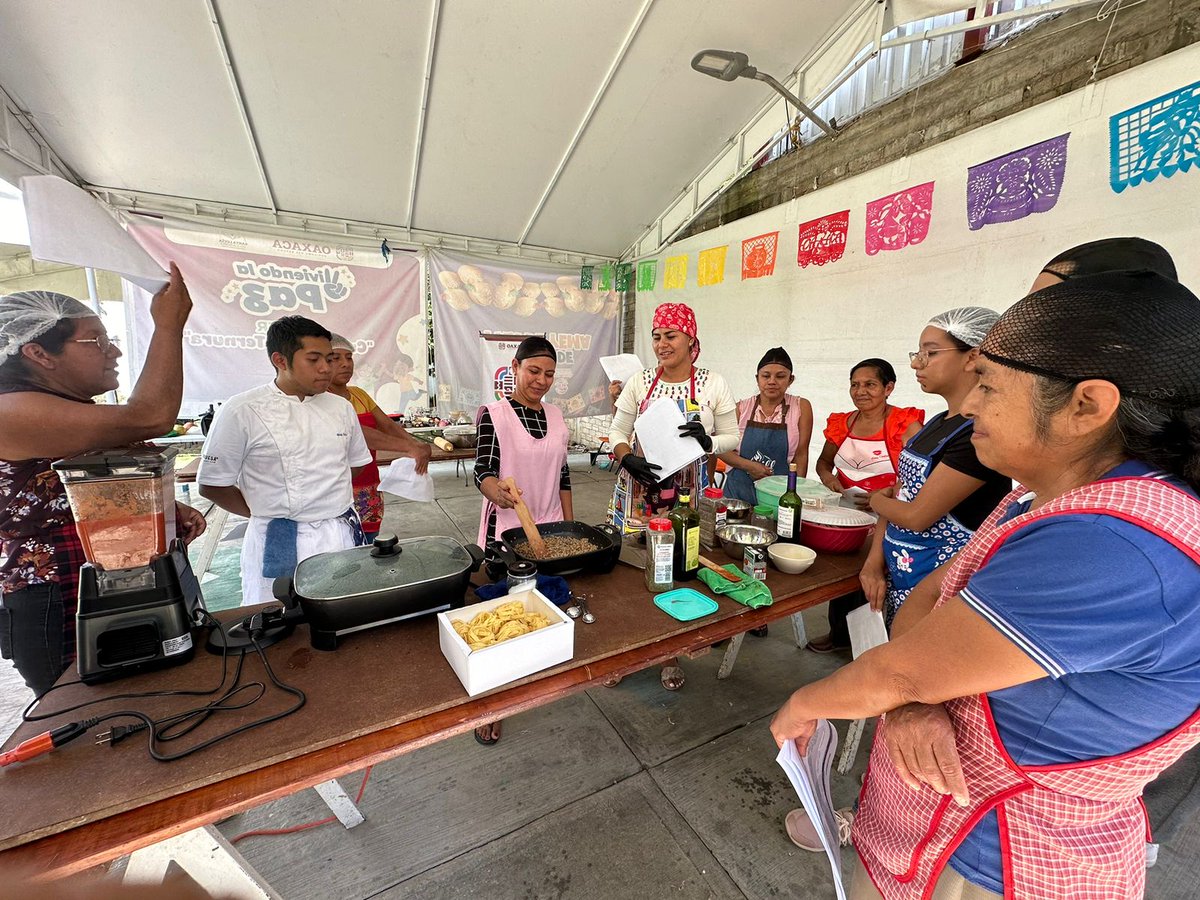 DIFSantaLucia_'s tweet photo. Tuvimos curso de pizza en nuestras instalaciones; donde de manera divertida aprendimos a preparar la masa, los ingredientes y su elaboración. Vamos por el empoderamiento de las mujeres a través del autoempleo y emprendimiento. #3erAñoDeBienestarJC @JC_GMarquez @BetySantos_ https://t.co/eZVRm1l9JG