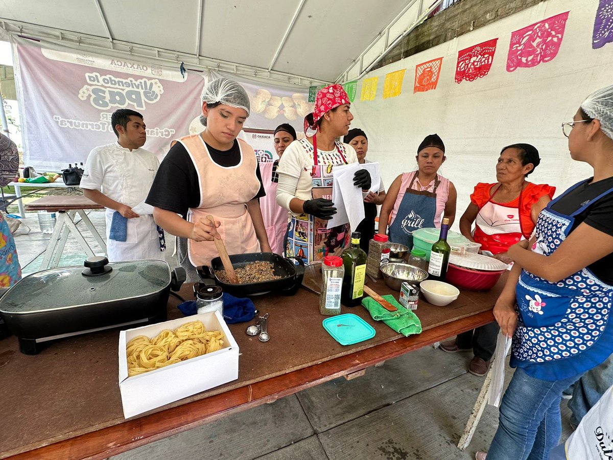 DIFSantaLucia_'s tweet photo. Tuvimos curso de pizza en nuestras instalaciones; donde de manera divertida aprendimos a preparar la masa, los ingredientes y su elaboración. Vamos por el empoderamiento de las mujeres a través del autoempleo y emprendimiento. #3erAñoDeBienestarJC @JC_GMarquez @BetySantos_ https://t.co/eZVRm1l9JG
