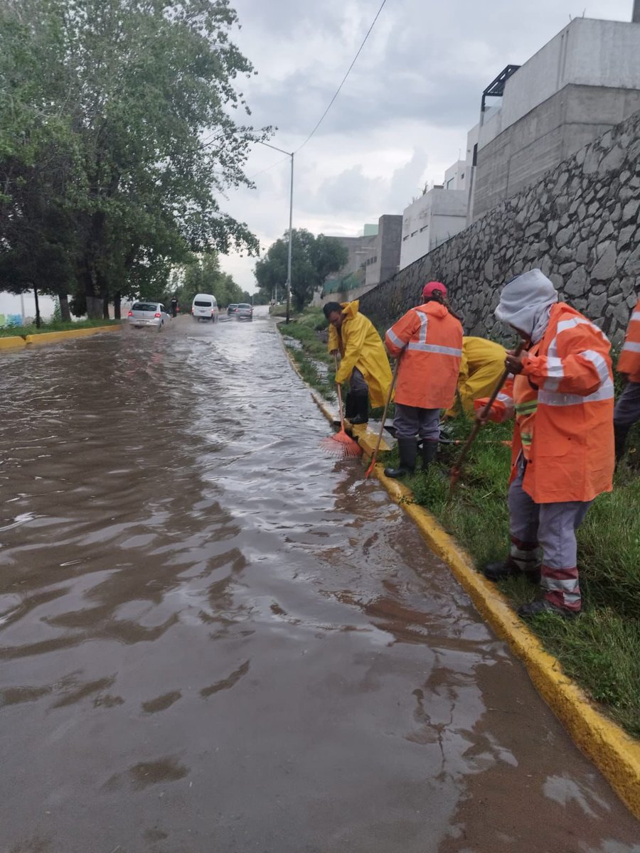 SIPDUS's tweet photo. 👷🏽👷🏽‍♀️ Una cuadrilla de la Unidad de Mejoramiento de Vialidades Urbanas realizó labores de limpieza de rejillas en el Bulevar Nuevo Hidalgo.

Para cuidar nuestra ciudad todas y todos podemos contribuir, por lo que te invitamos a no tirar basura en la calle.

#PrimeroElPueblo https://t.co/wWuGk6pBev