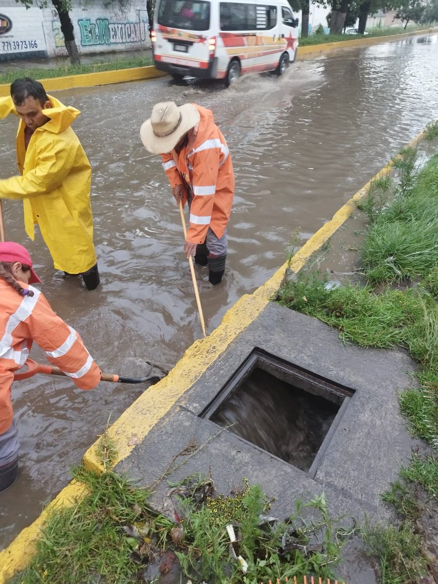 SIPDUS's tweet photo. 👷🏽👷🏽‍♀️ Una cuadrilla de la Unidad de Mejoramiento de Vialidades Urbanas realizó labores de limpieza de rejillas en el Bulevar Nuevo Hidalgo.

Para cuidar nuestra ciudad todas y todos podemos contribuir, por lo que te invitamos a no tirar basura en la calle.

#PrimeroElPueblo https://t.co/wWuGk6pBev