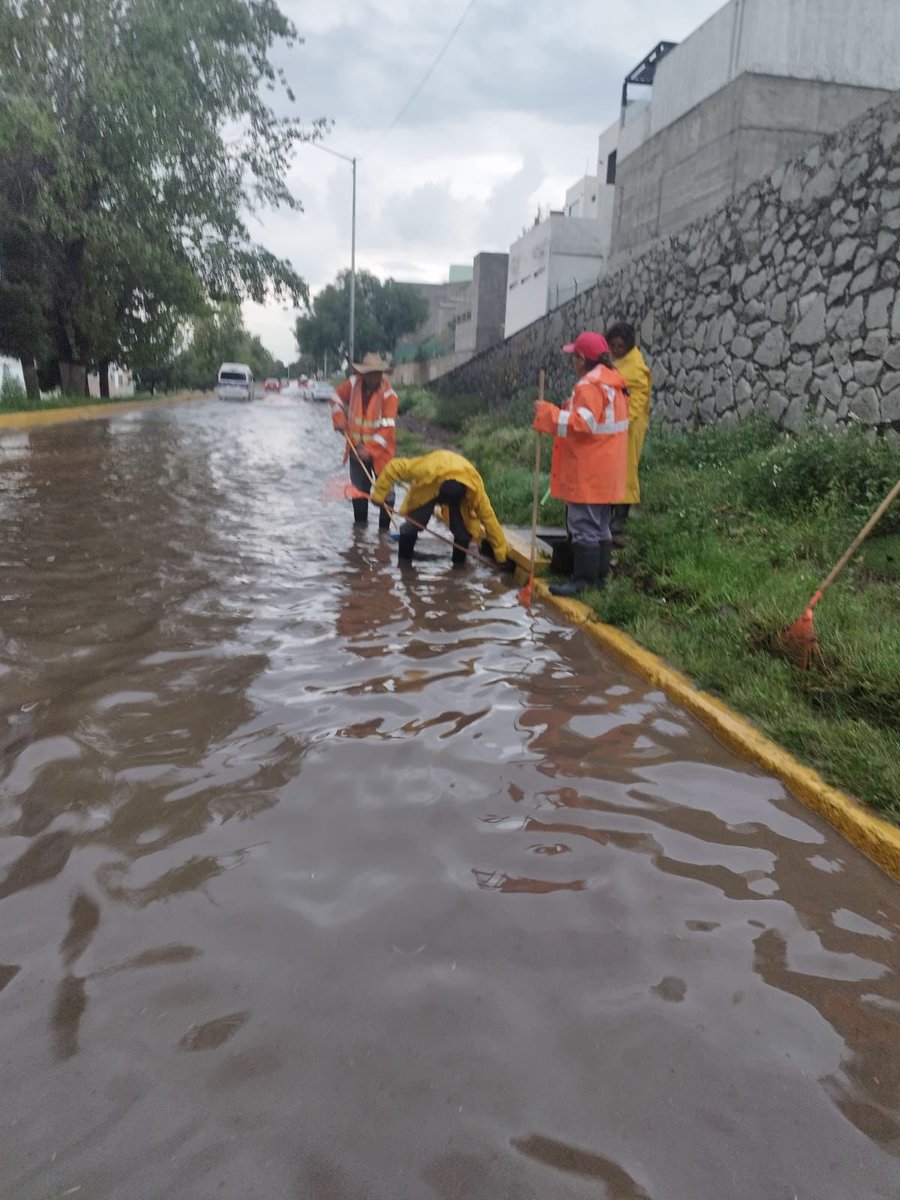 SIPDUS's tweet photo. 👷🏽👷🏽‍♀️ Una cuadrilla de la Unidad de Mejoramiento de Vialidades Urbanas realizó labores de limpieza de rejillas en el Bulevar Nuevo Hidalgo.

Para cuidar nuestra ciudad todas y todos podemos contribuir, por lo que te invitamos a no tirar basura en la calle.

#PrimeroElPueblo https://t.co/wWuGk6pBev