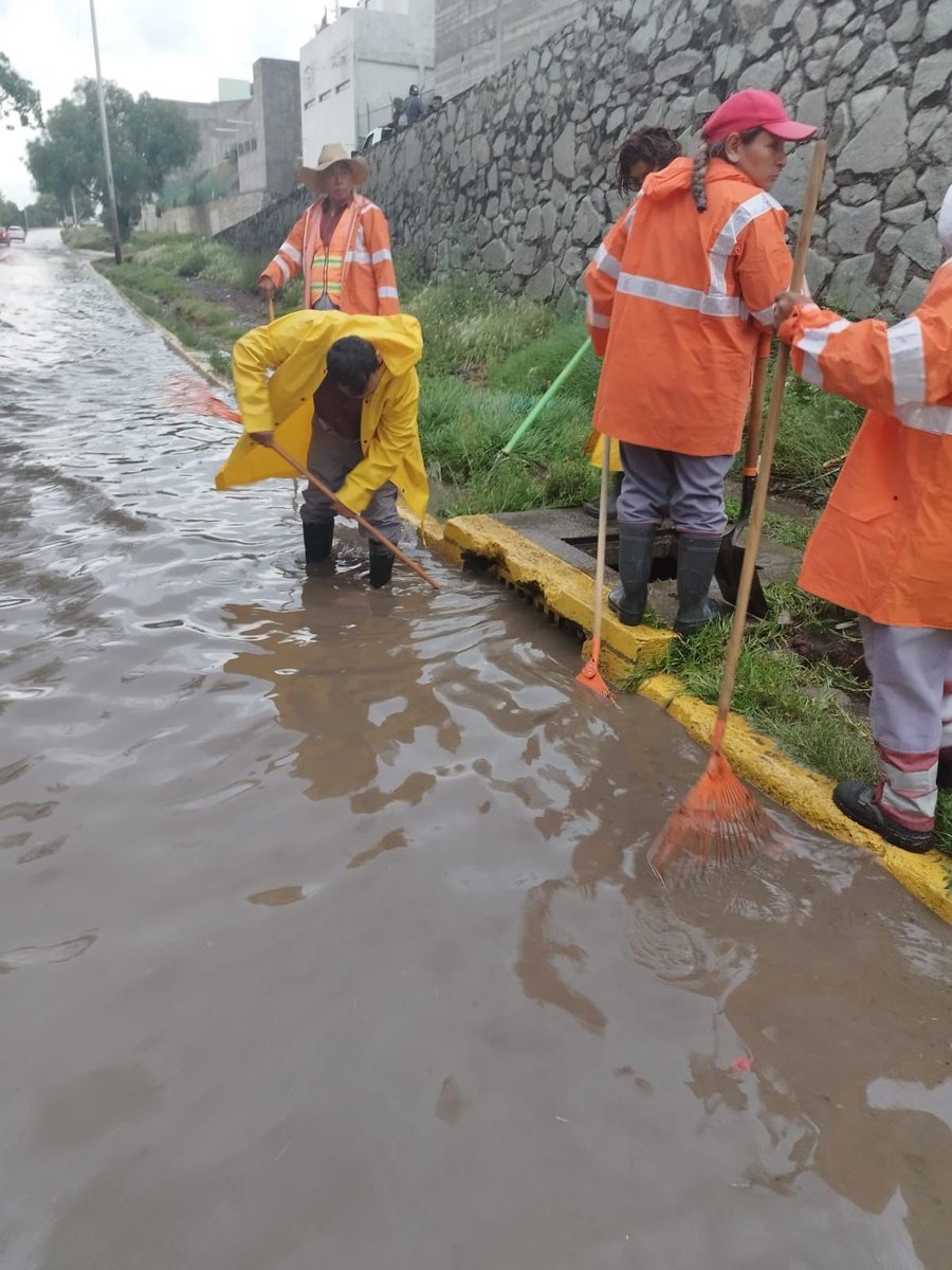 SIPDUS's tweet photo. 👷🏽👷🏽‍♀️ Una cuadrilla de la Unidad de Mejoramiento de Vialidades Urbanas realizó labores de limpieza de rejillas en el Bulevar Nuevo Hidalgo.

Para cuidar nuestra ciudad todas y todos podemos contribuir, por lo que te invitamos a no tirar basura en la calle.

#PrimeroElPueblo https://t.co/wWuGk6pBev