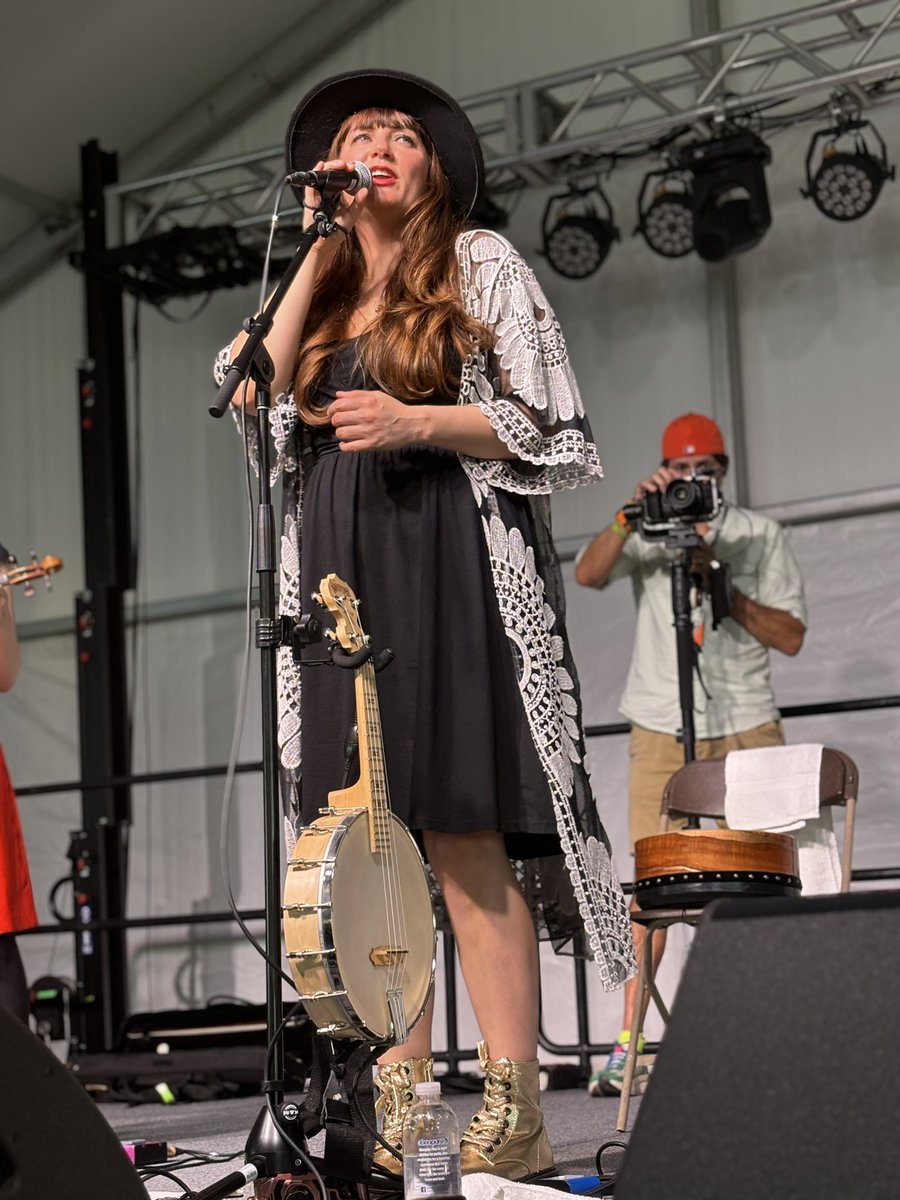 Michigan_Irish's tweet photo. George Lessens made a stop at the MIMF on his farewell tour. He also had the honor of introducing the beautiful and talented Aoife Scott. 
Check out Aoife Scott this weekend: 
Sept 13 @ 5:30 pm Cork Stage
Sept 14 @ 5:15 pm Kerry Stage
Sept 15 @ 1:00 pm Cork Stage 

#MIMF25th https://t.co/mqZUtUlLNW