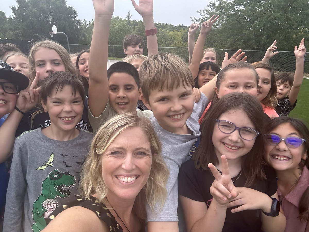I had the best day celebrating our <a href="/theSMSD/">SM School District</a> Horizon Award winner Miss Diskin and also spending time with some special fifth graders as a reward. 💛🖤
