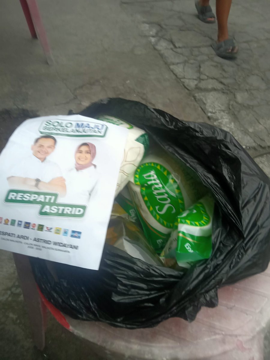 JhonSitorus_18's tweet photo. Wakil Presiden terpilih fufufa Gibran diam2 BAGI2 SEMBAKO, CUCI UANG?

Aksinya ini utk membantu KAMPANYE Calon Walikota Solo Respati-Astrid bersama Gusti Bhre

Beras Sania 3 Kg, minyak goreng sania 1 Kg, Tepung Sania 1 Kg

Ada dugaan jika ini bagian dari PENCUCIAN Uang melalui pembagian sembako. Merk yang dibagikan sama dengan merk yang dulu dibagikan gustu Bhre, produk dari Wilmar

Gibran berkali2 MELANGGAR etika Pejabat publik. Setelah kemarin mengantar Luthfi di ke KPU di Pilkada Jateng, kemarin menemani Respati-Astrid bagi2 Sembako
