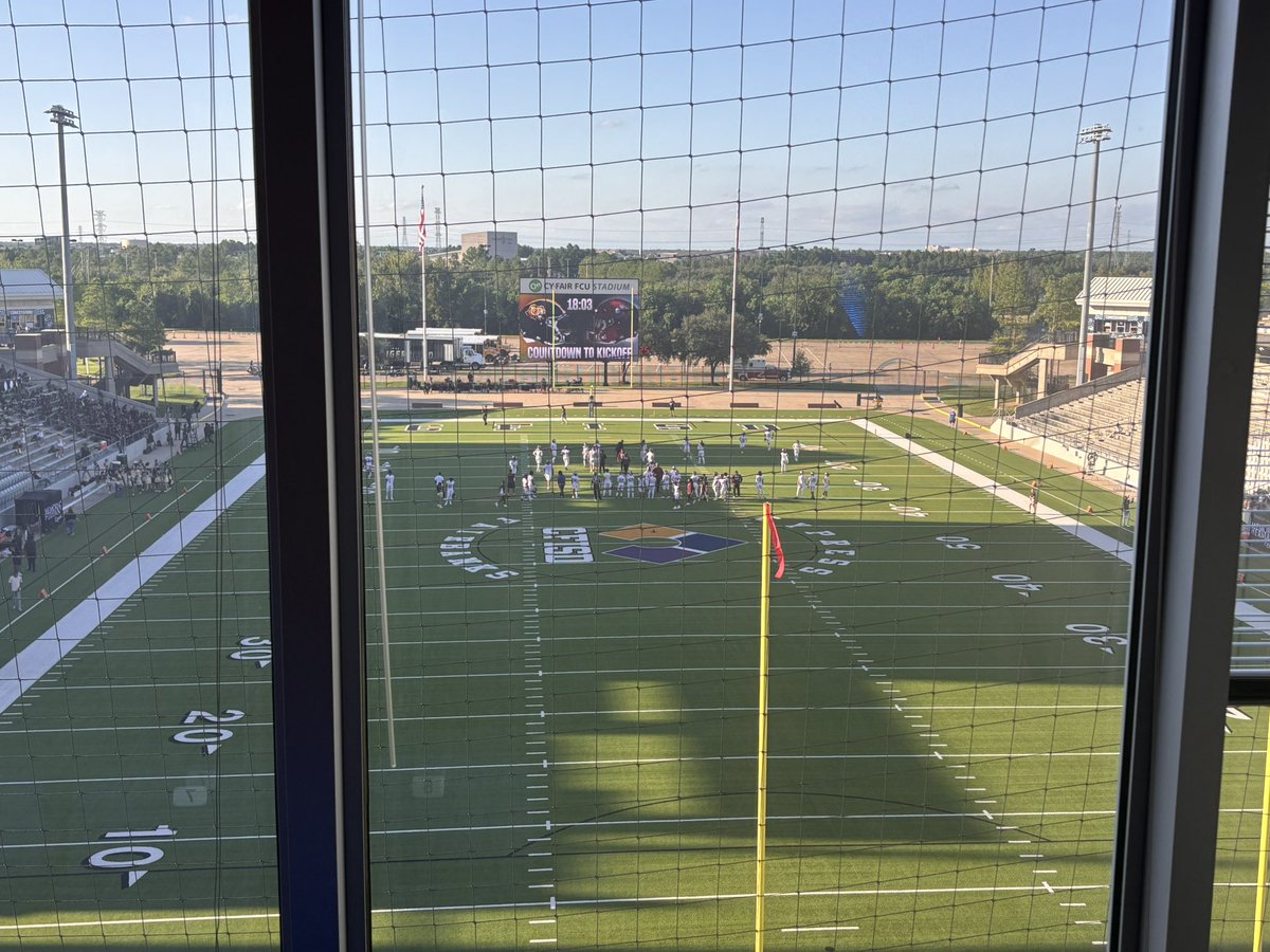 Thursday Night Lights 🏈 but make it ✨ Staff Appreciation ✨ this was so awesome! Thank you <a href="/CypressParkHS/">Cypress Park HS</a> <a href="/CyParkAthletics/">Cy Park Athletics</a> ☺️⭐️