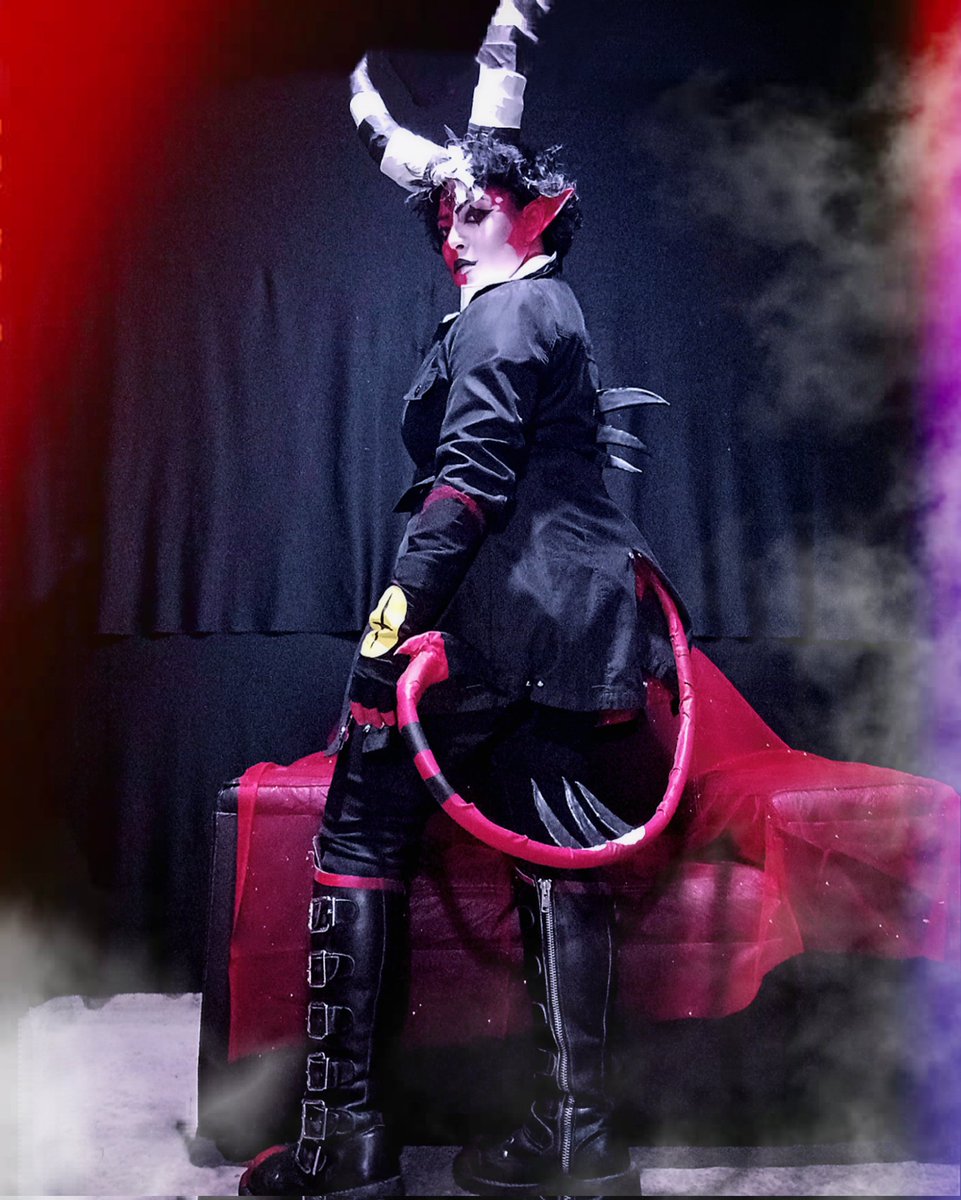 MichellPorrasOf's tweet photo. Oh, vamos perra..
Sabes que yo no decepciono 
Blitzø 🔥 Helluva Boss 

#MichellPorras #cosplay #cosplayer #helluvaboss #helluvabossedit #helluvabossloona #helluvabossstolas #helluvabossmoxxie #helluvabossmillie #helluvabossblitz #helluvabosscosplay #blitzo #blitzocosplay #stolitz https://t.co/nPttLIucad
