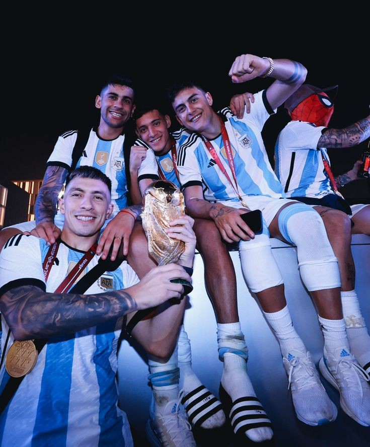 cuti_licha's tweet photo. ~ AU cutilicha / julienzo ~ 
- no son futbolistas 
- donde un grupo de amigos se va de vacaciones a c0rdoba, pero empiezan con el pie izquierdo... o
- donde los cordobeces terminan haciendo de guias turisticos y todo se descontrola un poco
- si leyeron mis otros aus (+) https://t.co/u21KmKYsuN
