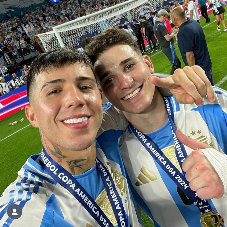 cuti_licha's tweet photo. ~ AU cutilicha / julienzo ~ 
- no son futbolistas 
- donde un grupo de amigos se va de vacaciones a c0rdoba, pero empiezan con el pie izquierdo... o
- donde los cordobeces terminan haciendo de guias turisticos y todo se descontrola un poco
- si leyeron mis otros aus (+) https://t.co/u21KmKYsuN