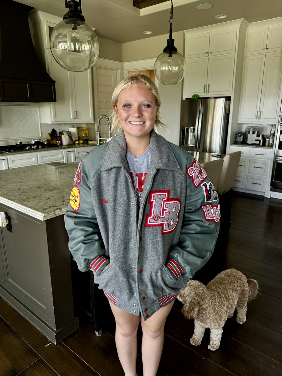 NatalieHosch26's tweet photo. Got an email today that I lettered in academics!  (GPA of 5.5+)  Adding another patch to my jacket in November! ❤️📚🥎

@BuzzCentex @TreyHoldbrook  @D1Softball @ExtraInningSB @SBRRetweets @SoftballDown @TopPreps @LBBroncoSB @LakeBeltonHS @LBAthleticBoost @Coach_KMac @p_williams20 @Coach_Aaaaa @Trisha_Ford @RussHeffley @jeffharger @CoachELeyba @HalleHarger @CoachMorganK @Coach_Cump @AlyxCordell @StefPhillips4