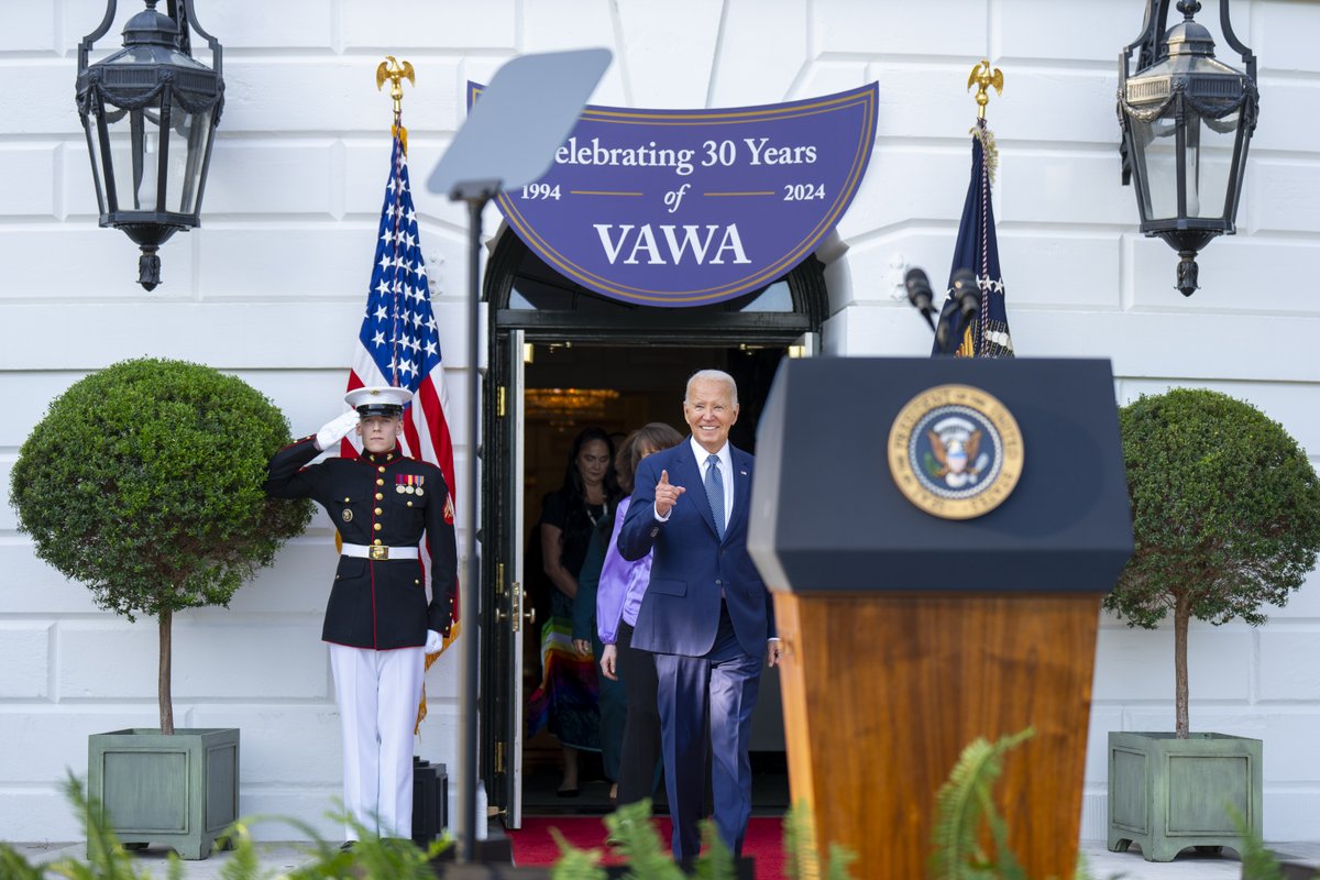 WhiteHouse46's tweet photo. Tonight, more than 1,000 survivors, advocates, and allies gathered on the South Lawn to mark the 30th anniversary of the Violence Against Women Act.

To any survivor: know that you are not alone.

Our Administration, and this community, has your back. https://t.co/M5Re9WpnWj