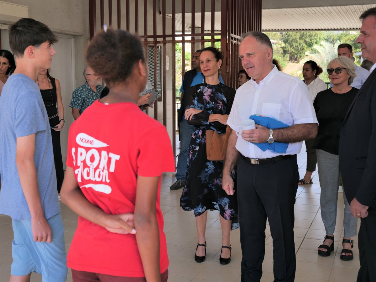 GouvNC's tweet photo. Sur invitation de la vice-présidente du gouvernement chargée de l’enseignement Isabelle Champmoreau, le Haut-commissaire de la République Louis Le Franc a été reçu au collège de Tuband, un peu plus de trois semaines après la rentrée. https://t.co/F0grn5ll4L