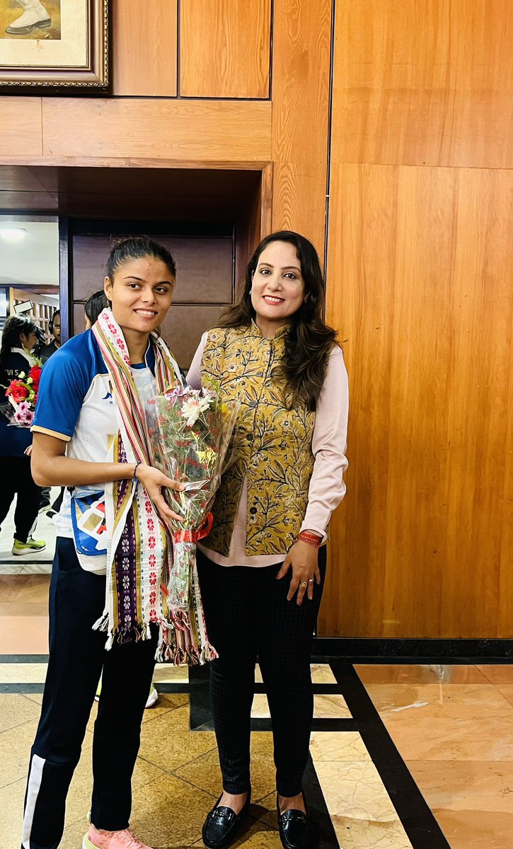 sonalgoelias's tweet image. Met our inspiring GIRL POWER  🙌🏻

#SimranSharma, who recently clinched the Bronze medal in the Women’s 200M T12 at the #Paralympics2024 , despite her being visually impaired 💪🏆🥉

and the phenomenal #PreethiPal , 
who scripted history by clinching 2 #Bronze medals 🥉🥉 with a…