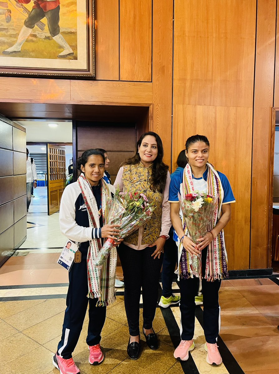 sonalgoelias's tweet image. Met our inspiring GIRL POWER  🙌🏻

#SimranSharma, who recently clinched the Bronze medal in the Women’s 200M T12 at the #Paralympics2024 , despite her being visually impaired 💪🏆🥉

and the phenomenal #PreethiPal , 
who scripted history by clinching 2 #Bronze medals 🥉🥉 with a…