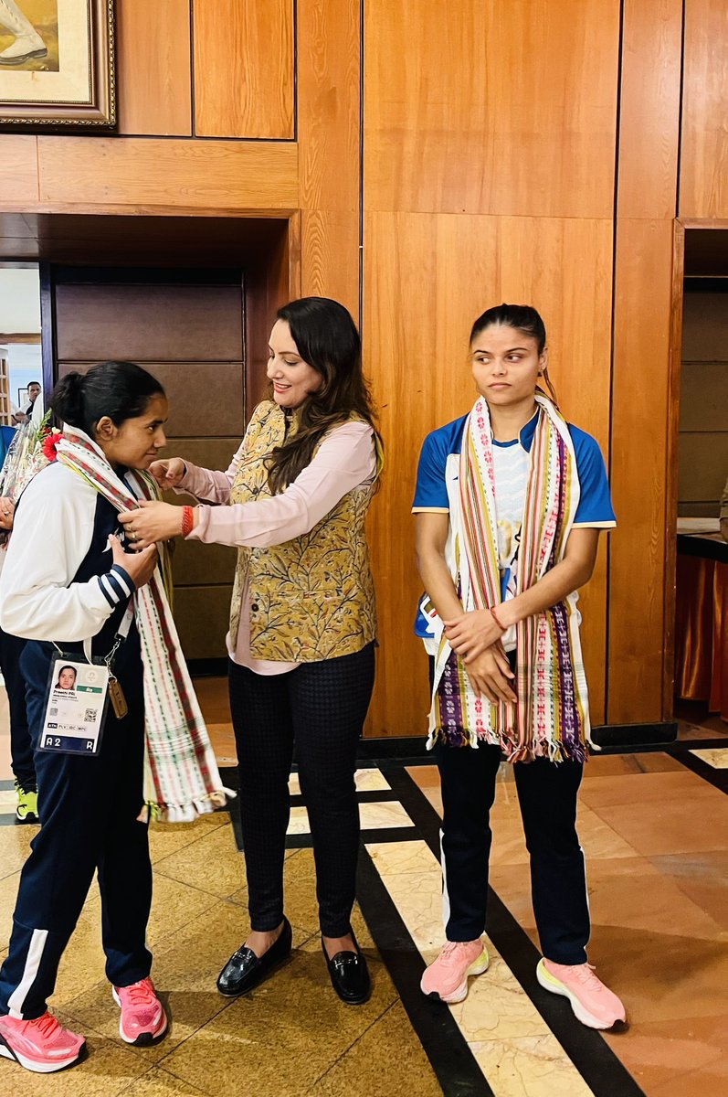 sonalgoelias's tweet image. Met our inspiring GIRL POWER  🙌🏻

#SimranSharma, who recently clinched the Bronze medal in the Women’s 200M T12 at the #Paralympics2024 , despite her being visually impaired 💪🏆🥉

and the phenomenal #PreethiPal , 
who scripted history by clinching 2 #Bronze medals 🥉🥉 with a…
