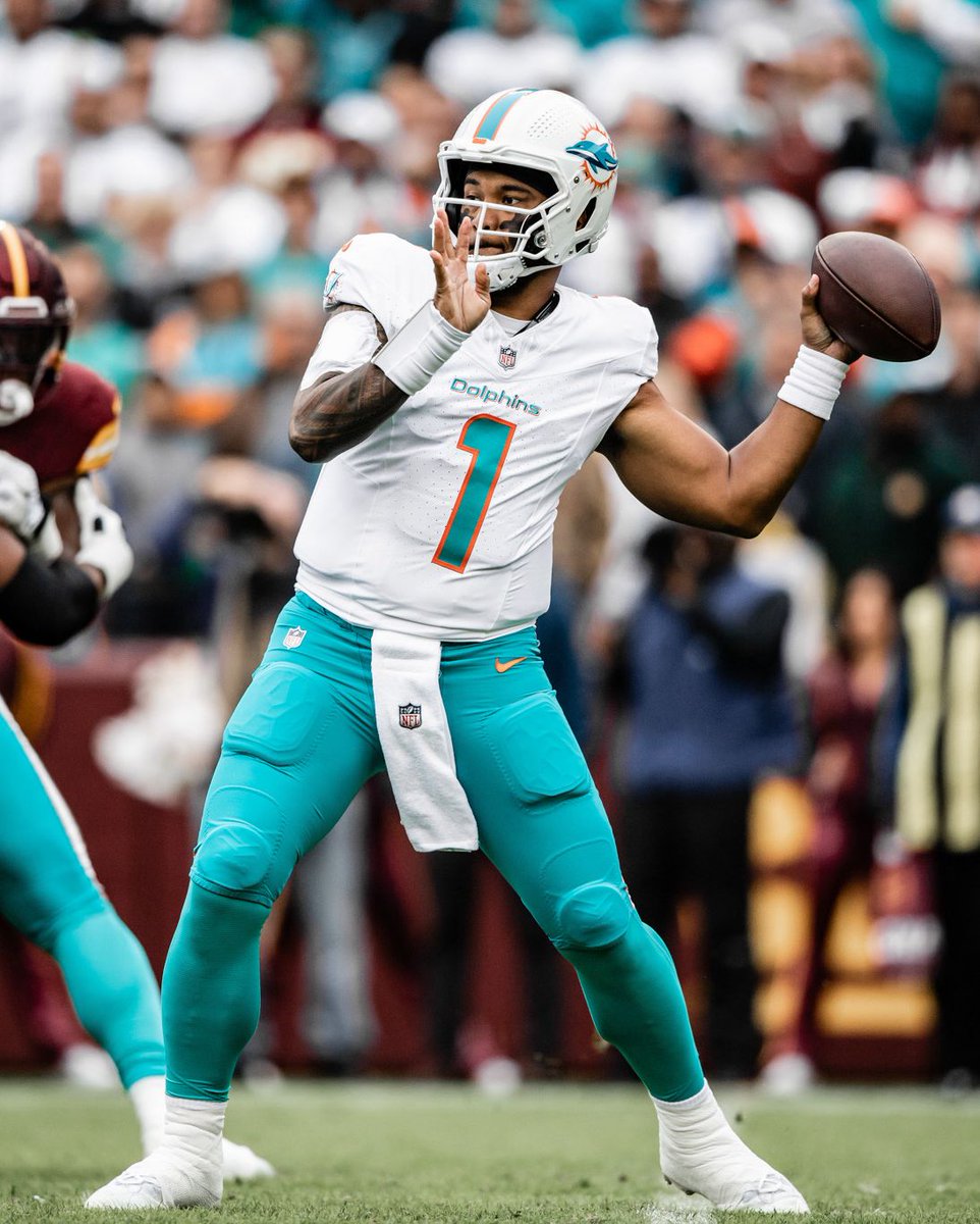 305SportsUS's tweet photo. Tras un gran golpe en el 3er cuarto, nuestro QB Tua fue retirado del partido ante los Bulls debido a una conmoción cerebral. https://t.co/bXxwhXi3wN
