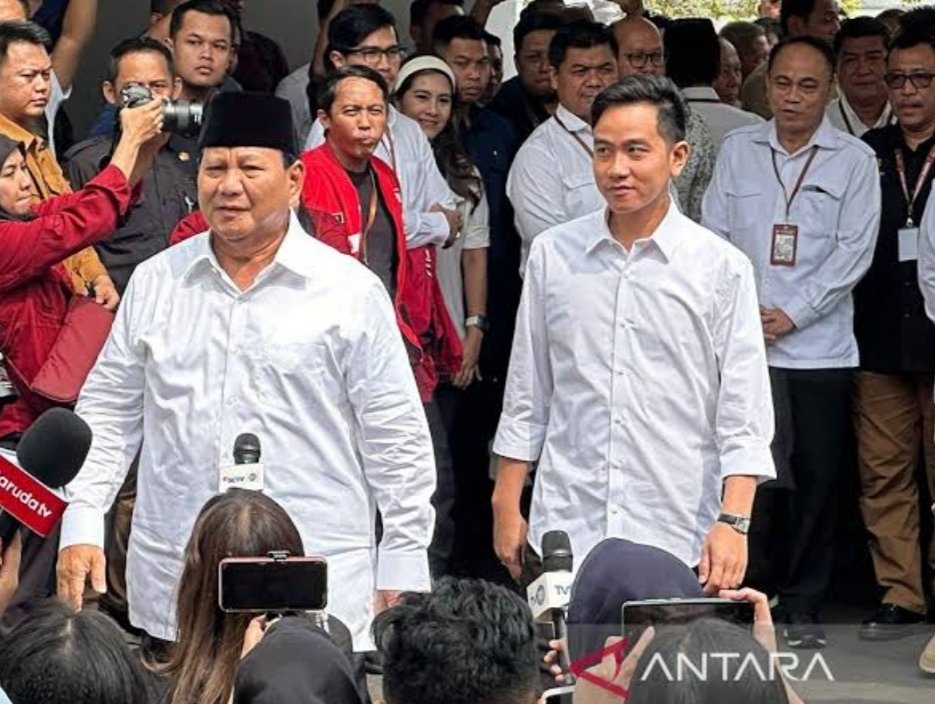 DedynurPalakka's tweet photo. Presiden dan Wakil Presiden Republik Indonesia. 🇮🇩

Suka atau tidak inilah yang demokrasi yang diberikan kepada bangsa Indonesia. 🇮🇩

Sama-sama bangun bangsa. 🇮🇩 https://t.co/LZNMxaSQDE
