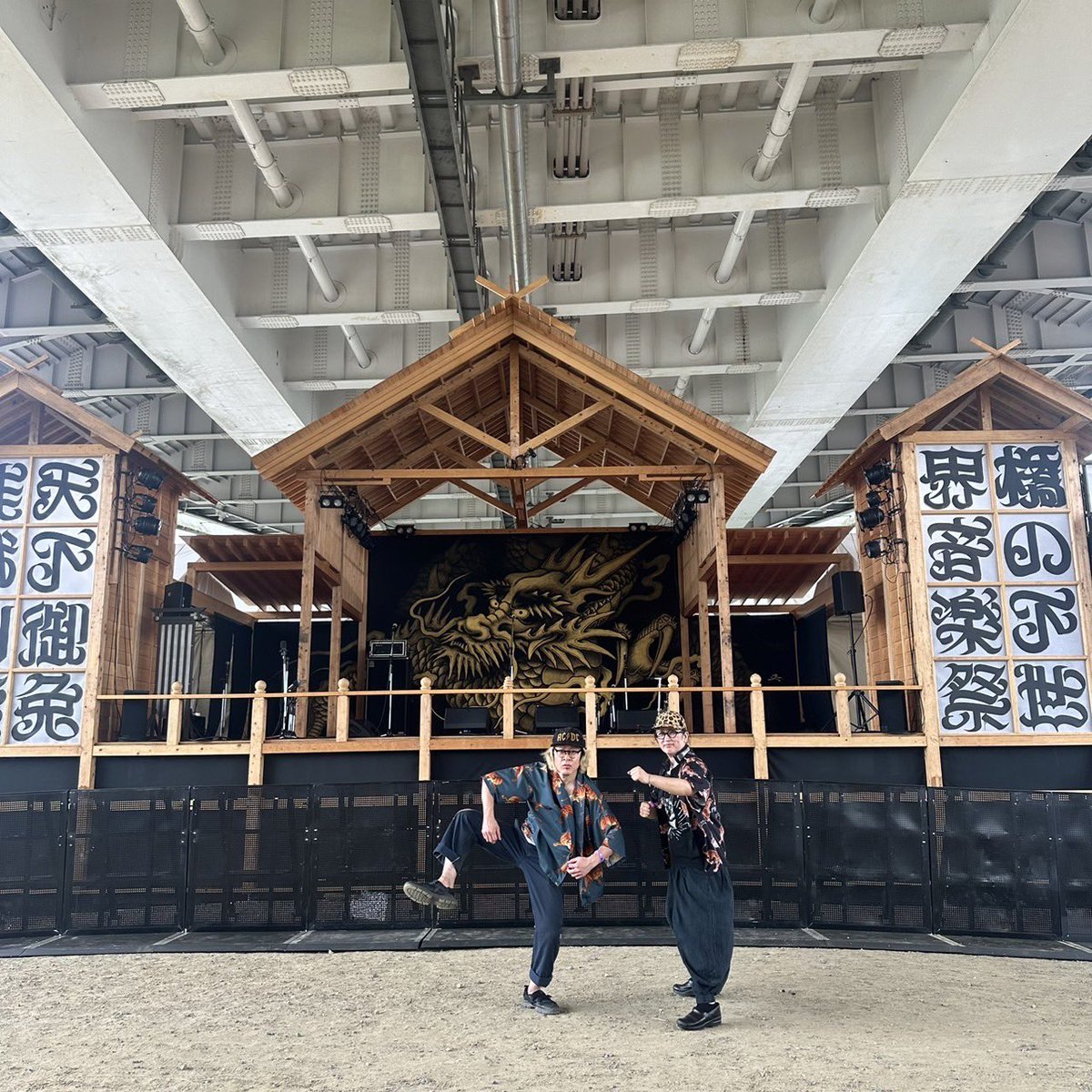 cafe_TIGER_'s tweet photo. 9/13(金)

『橋の下世界音楽祭』@愛知県豊田市

遂に始まりました〜。バタバタしています！タコとケンタローさんのお隣で炒飯やってます！

ひっそりラジオシーズン3 #34
https://t.co/1VNii5jYI7

SUZURI
https://t.co/jDxkmPAewK https://t.co/kM2PRUwSbw