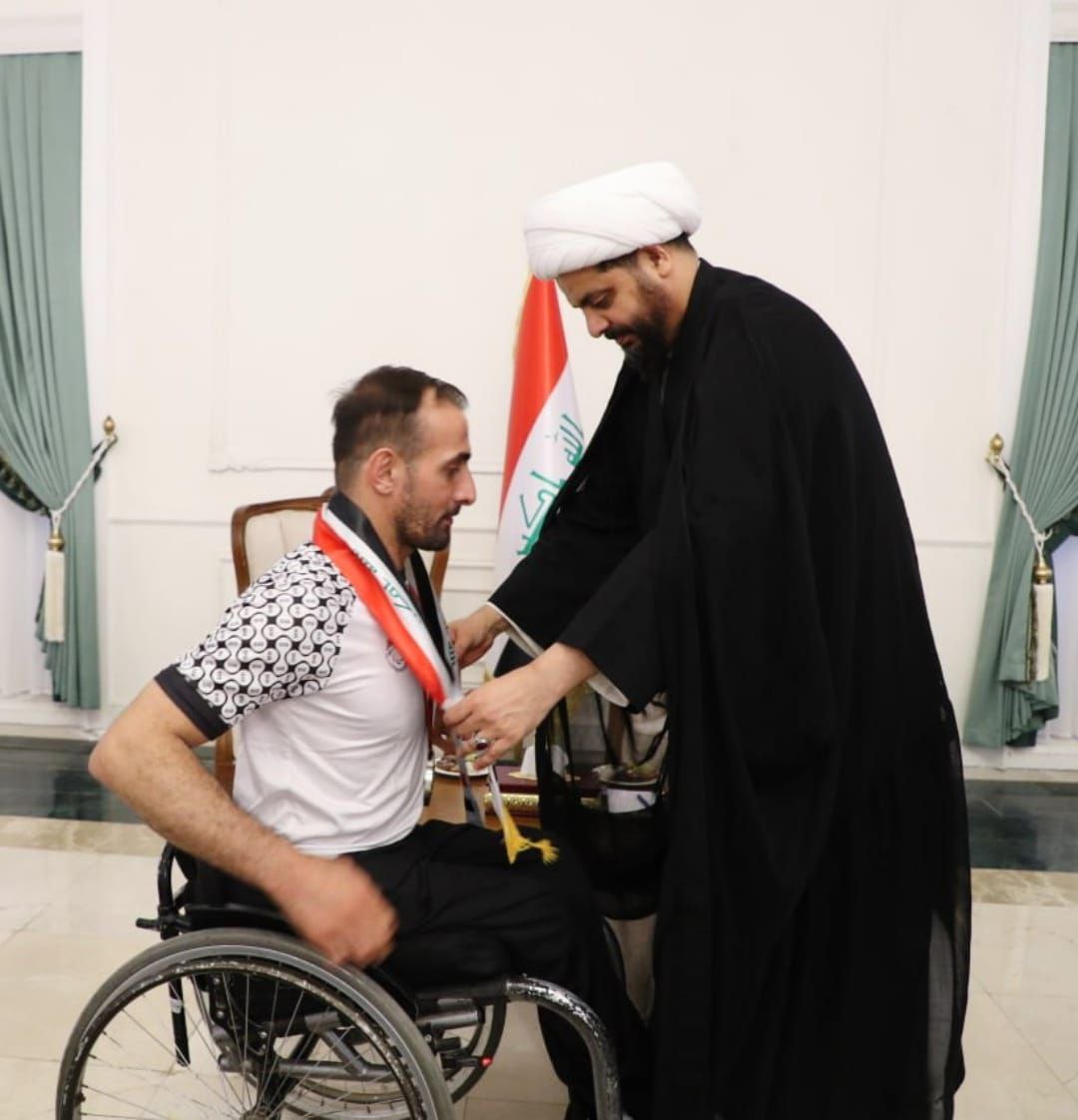 سماحة الشيخ قيس الخزعلي يستقبل أبطال العراق البارالمبيين الفائزين في باريس مهنئا اياهم على إنجازاتهم التي رفعت اسم الوطن عاليا في المحافل الدولية وأكد على أهمية دعم هؤلاء الابطال الذين جسدوا معنى الإصرار والعزيمة ليظل العراق منارة للانجاز رغم التحديات
#الابطال_في_ضيافة_الامين