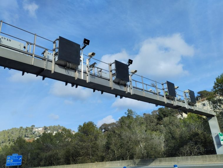 CanalTerrassa's tweet image. 🚘| Entren en funcionament dos nous radars de tram a la #C16 al Túnel de Vallvidrera 

📡Controlaran els 3 quilòmetres de tram, en ambdós sentits, amb un límit màxim de velocitat de 80 km/h terrassadigital.cat/entren-en-func… #Terrassa #VallèsOccidental #trànsit