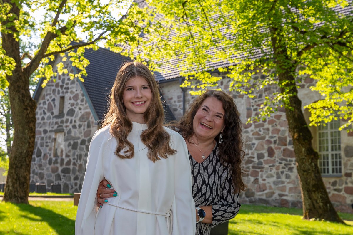 Kun Mai Lehikoinen konfirmoitiin keväällä Maarian kirkossa, Tarja-kummi oli siunaamassa tärkeää hetkeä. Kummisuhde on säilynyt tiiviinä pitkästä välimatkasta huolimatta ja jatkuu vielä konfirmaation jälkeenkin. #liljalehti 
liljalehti.fi/2024/08/27/kum…