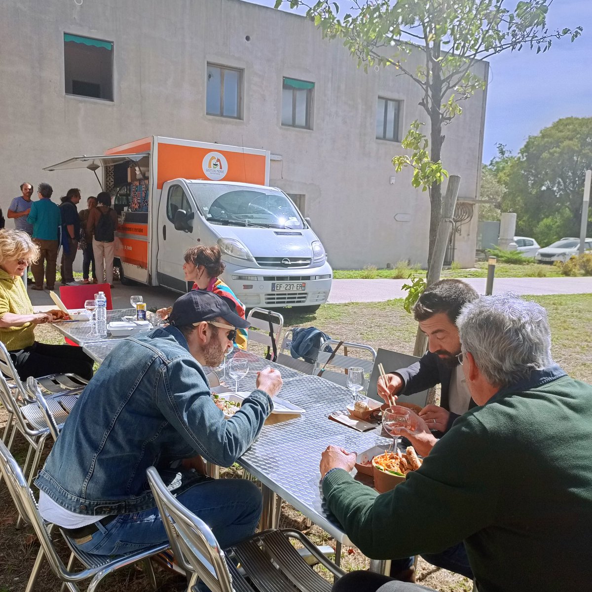 imera_amu's tweet photo. Le mistral a même tenté de s’inviter au déjeuner en faisant voler nos couverts, mais on a résisté ! 🤗
Pensez à notre appel à candidatures 2025-2026. Détails ici : https://t.co/1OTo55GZ03 #Iméra #Résidences #Recherche #Artscience #Interdisciplinarite #Mediterranee https://t.co/iLR7TM62dc