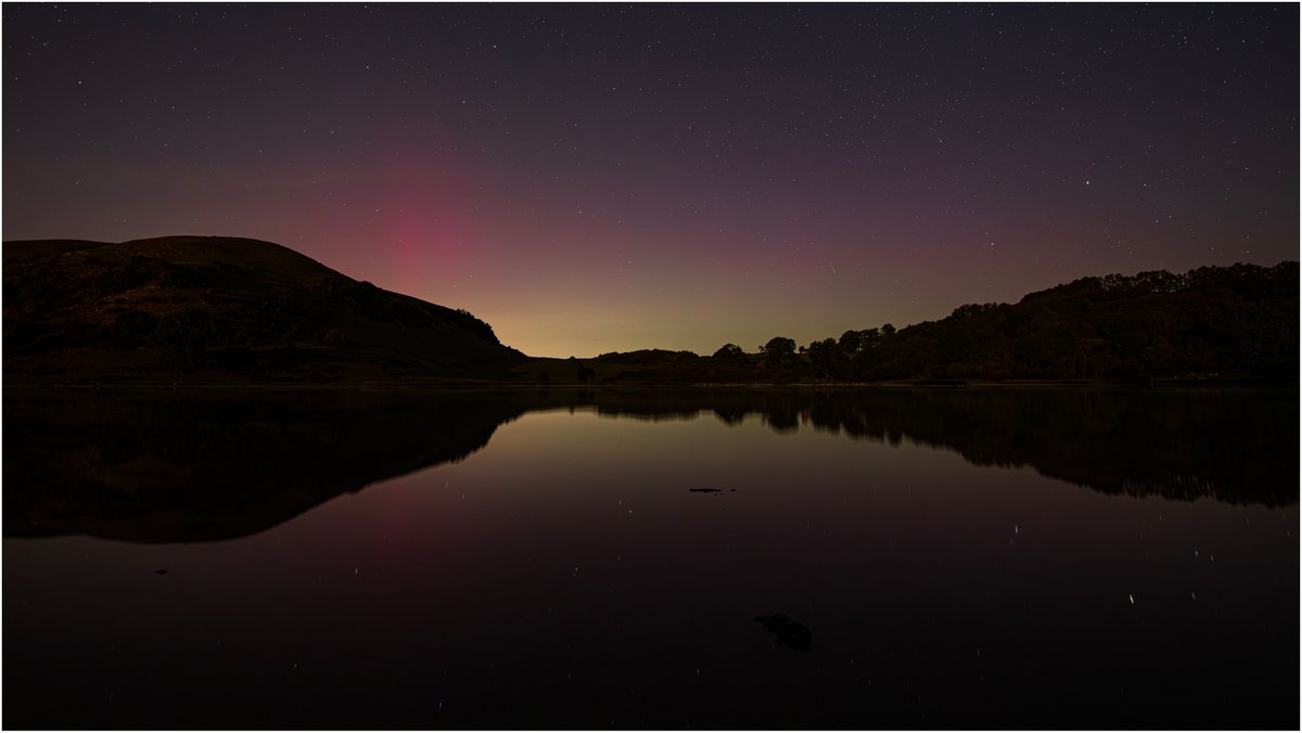 A faint #NorthernLights glow over Lough Gur, Co. Limerick in #Ireland. By the looks of things I called it a day before the strongest show at 1am. Plus I also failed to capture the huge green fireball that I saw. Oh well
#StormHour
